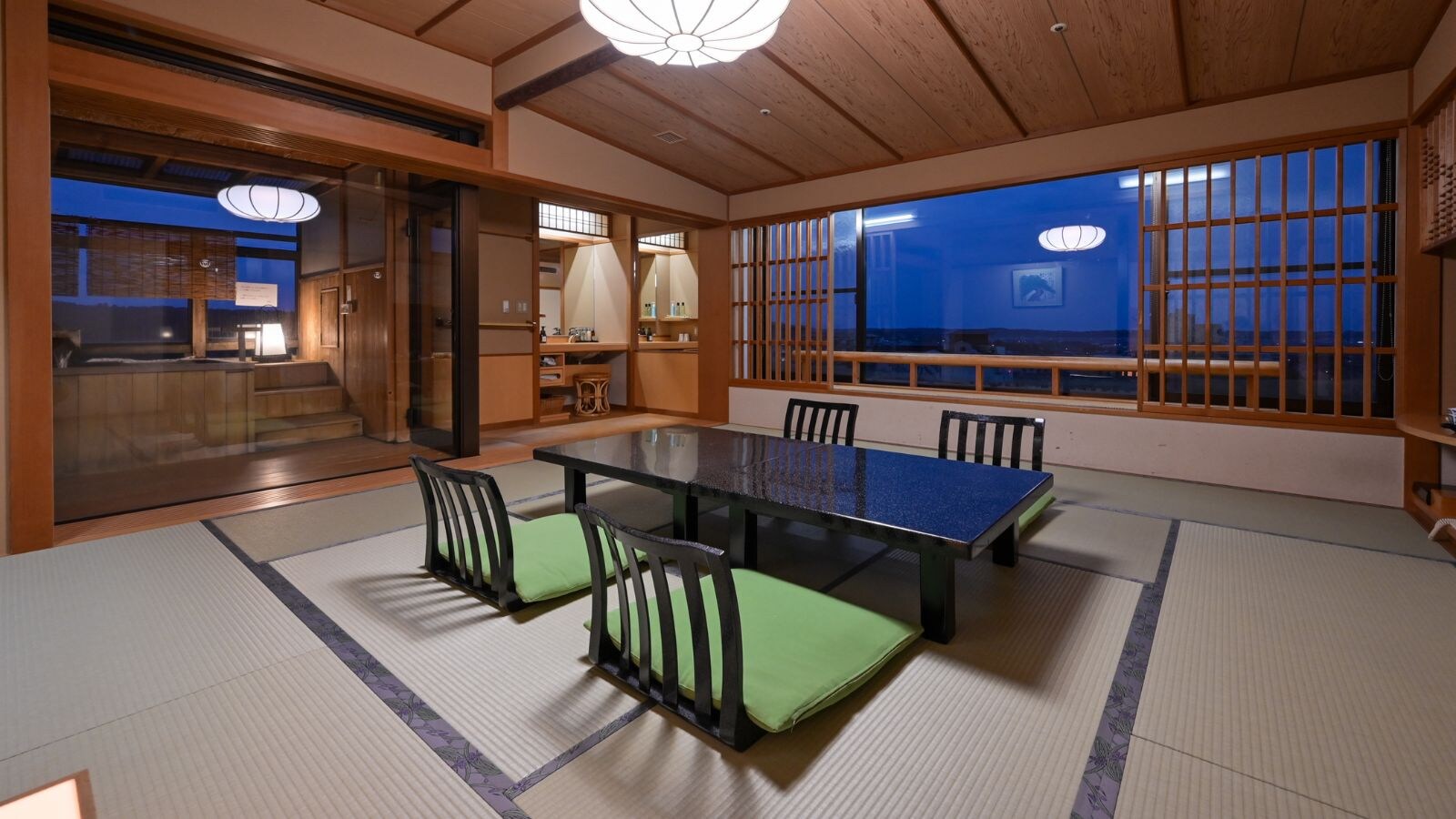 A guest room with a cypress-wood open-air bath / 12.5 tatami mats