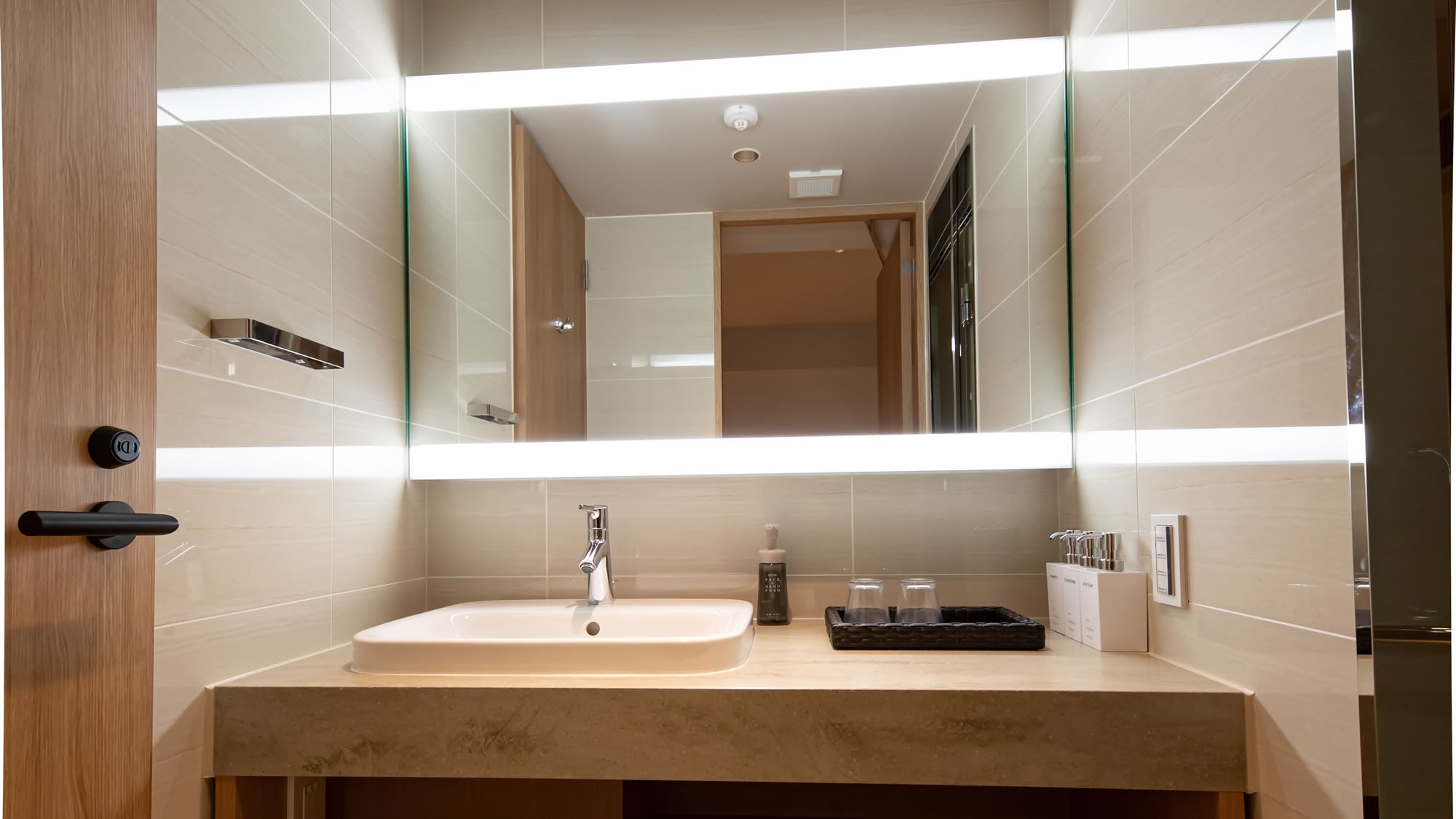 Hollywood Twin Bathroom