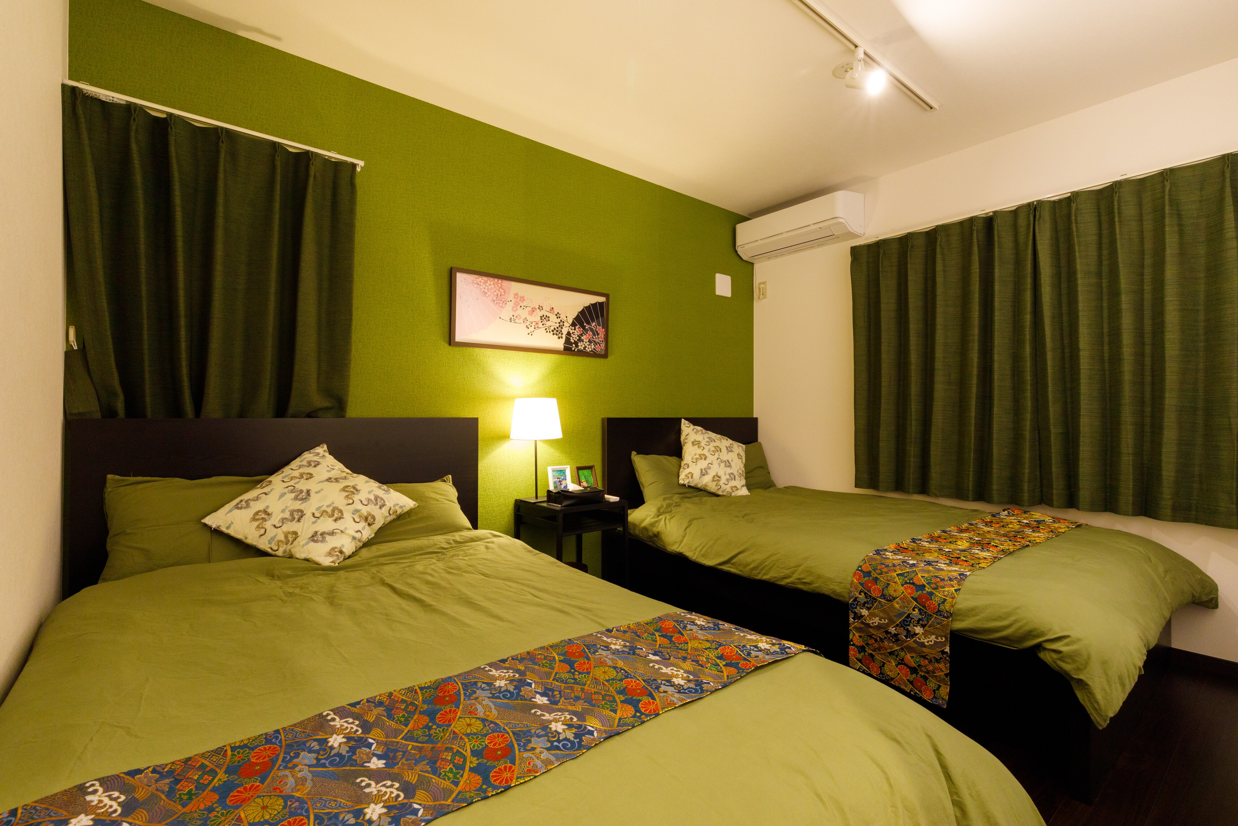 Setiap kamar tidur memiliki dua tempat tidur ganda dan dapat menampung empat orang.