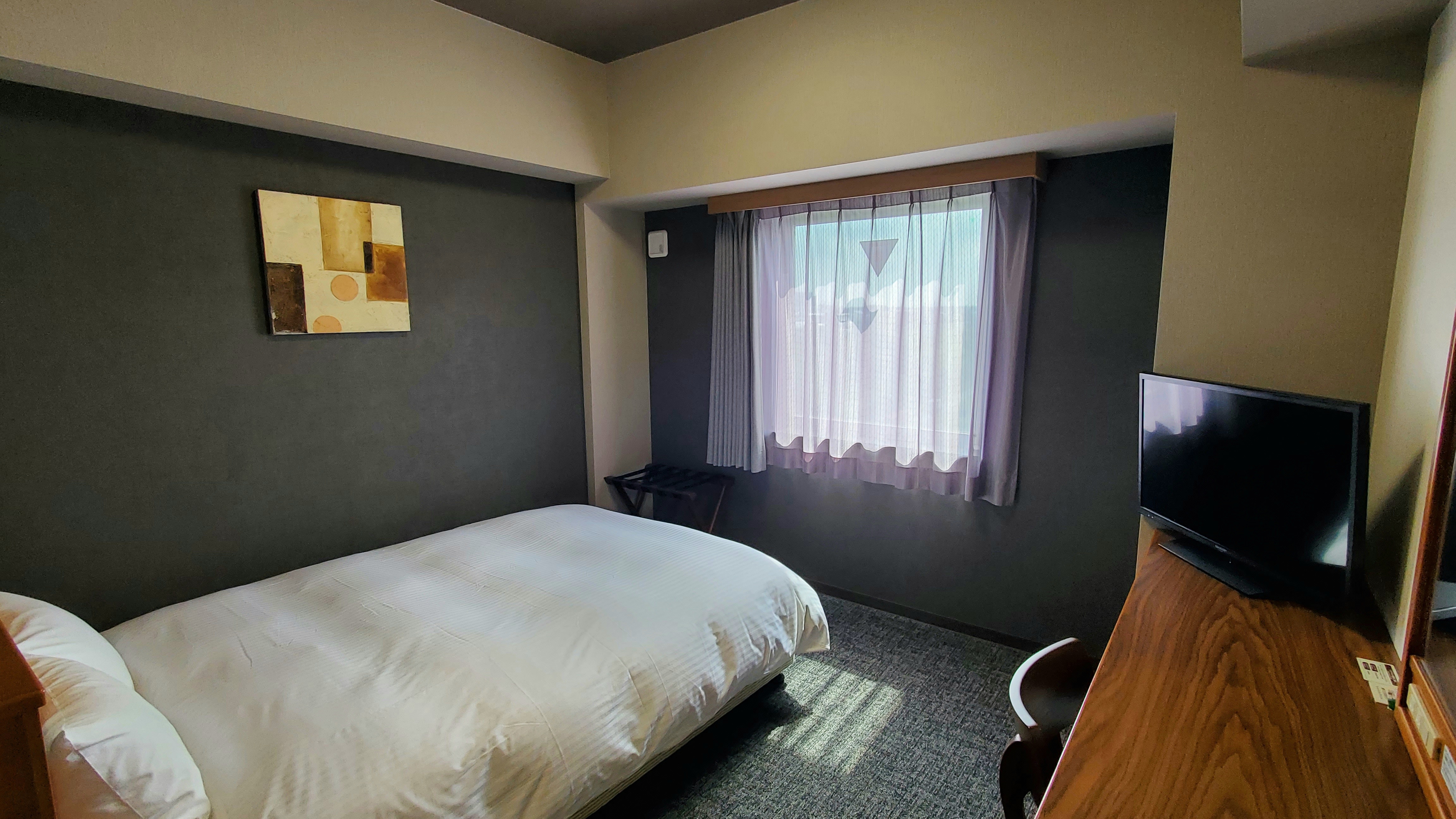From the entrance of the semi-double room towards the window.