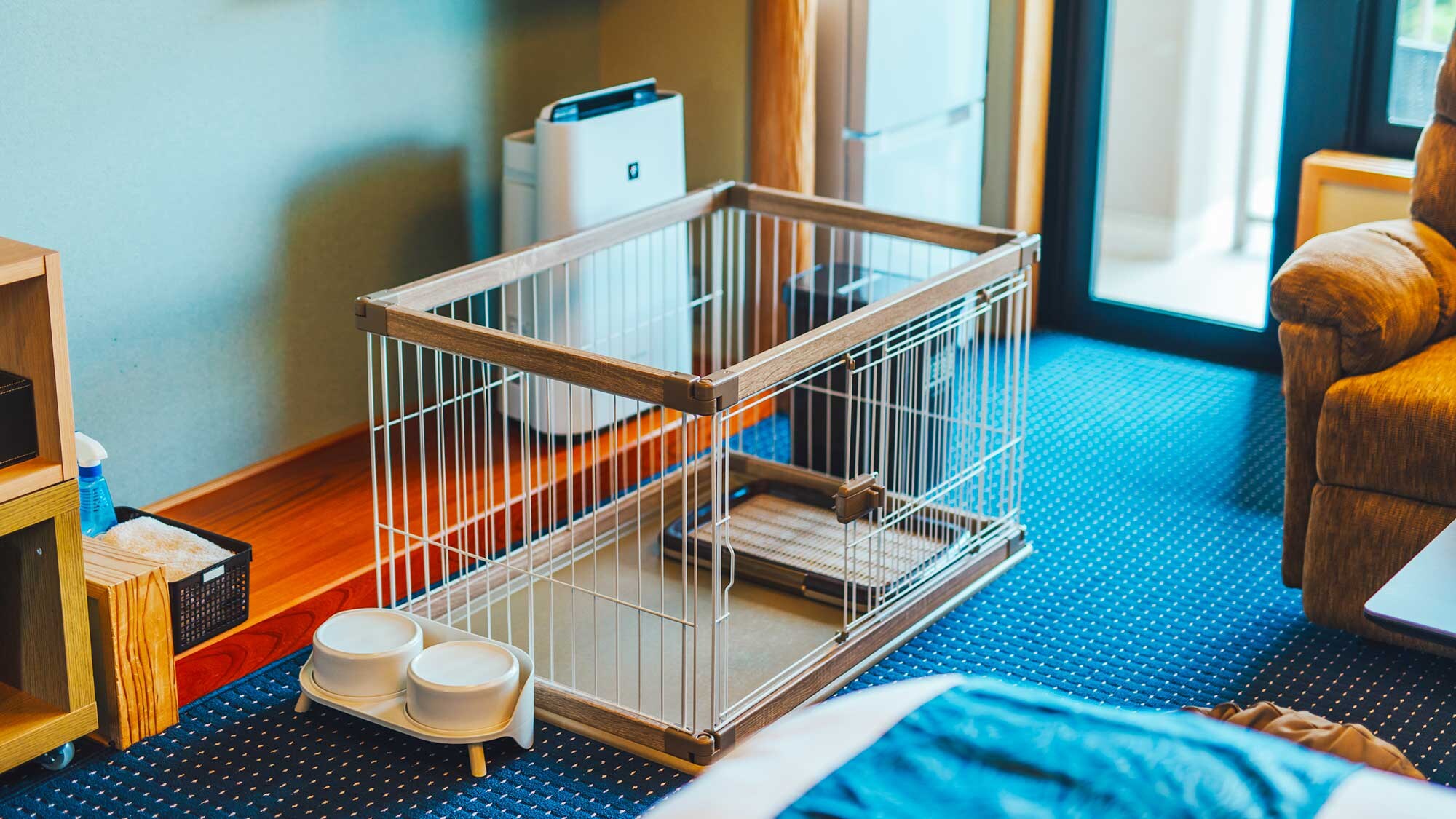 [Queen Room] A pet cage, toilet, and other amenities are provided.