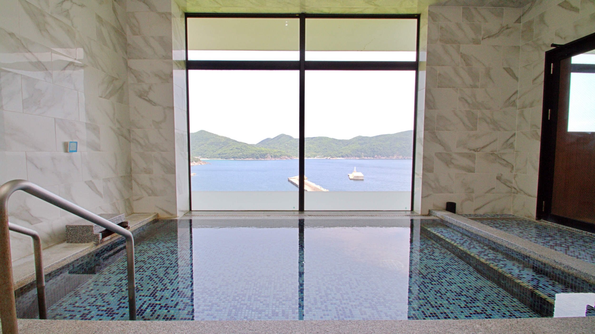 【獨立大浴場：男浴場】 可以一覽五島海全景的大浴場。