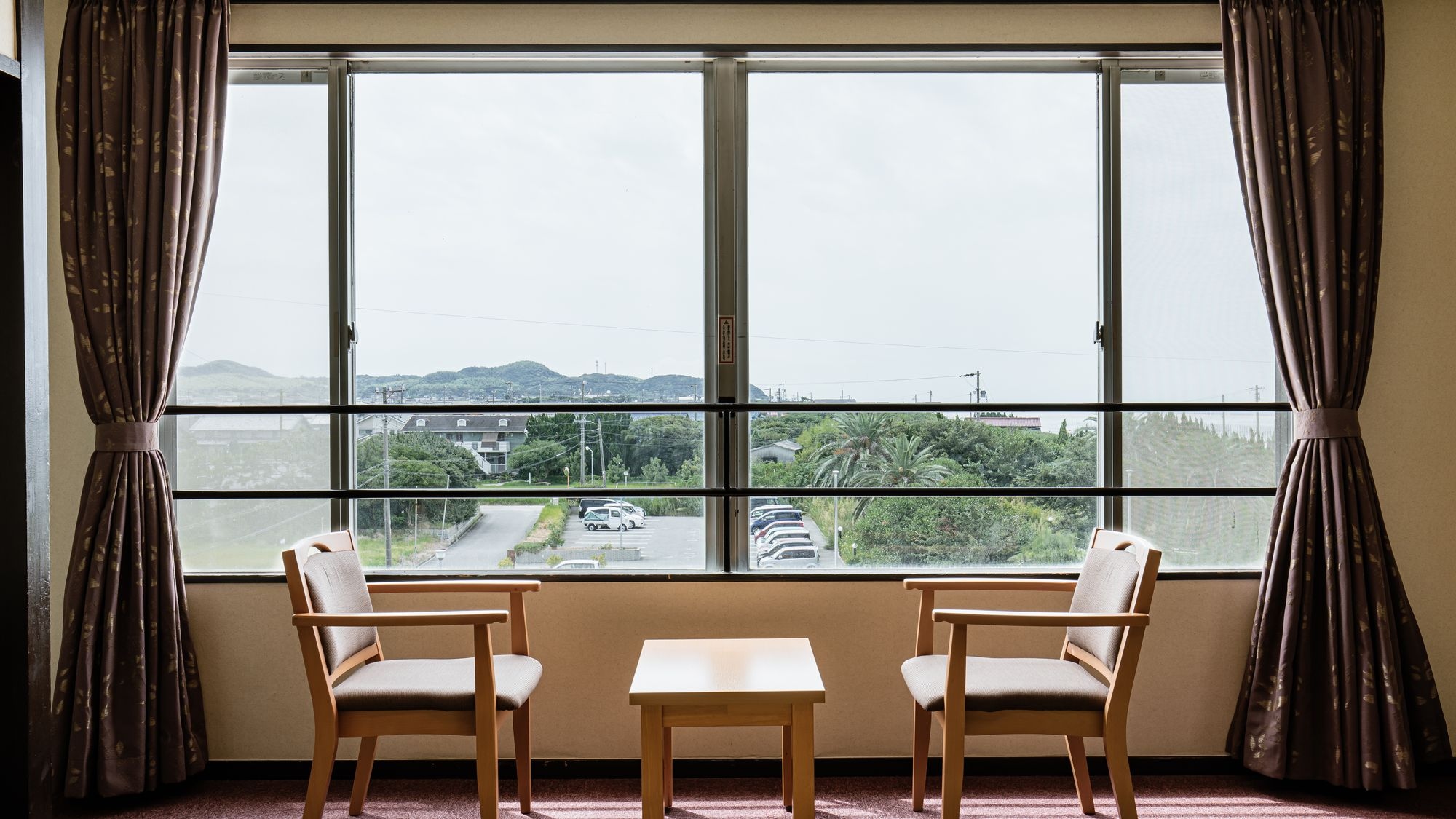 [8 tatami Japanese-style room] This room is perfect for chatting with family and friends.