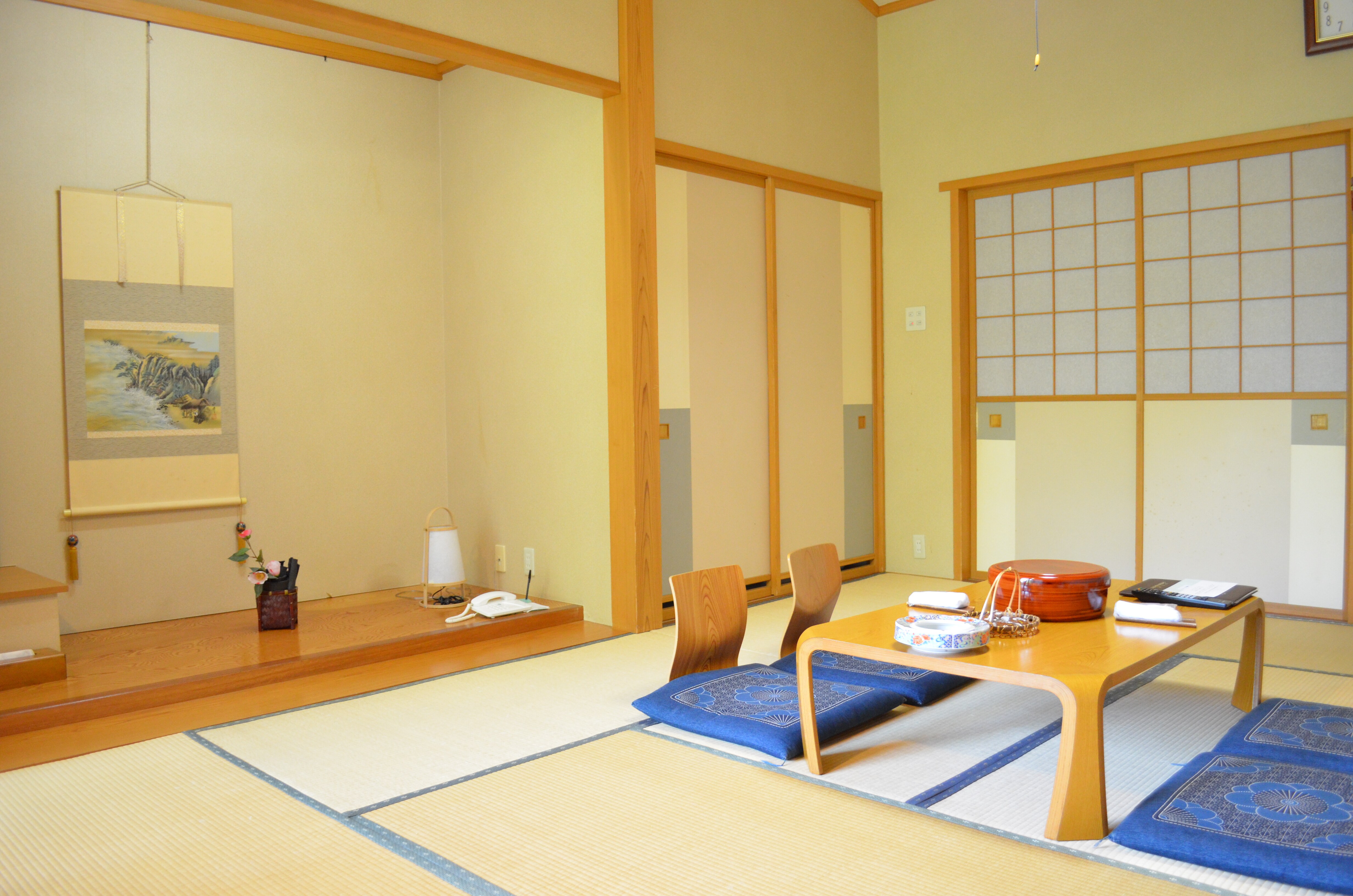 * Japanese-style room in the new building 10 tatami mats (example of guest room) / A calm, pure Japanese-style room. Have a relaxing time with the pleasant breeze blowing from the window.