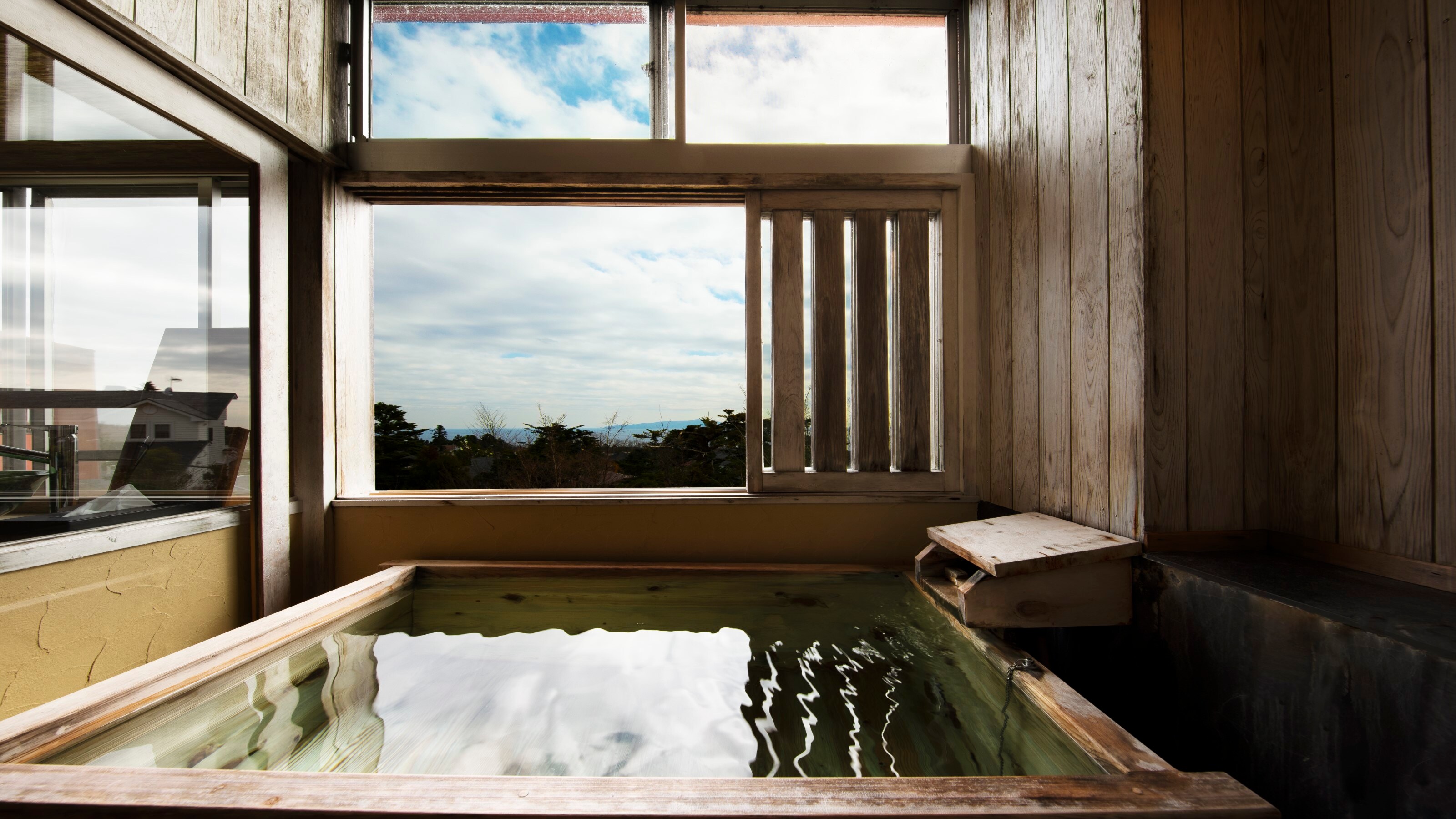 Kamar bergaya Jepang dengan 8 tikar tatami, ruang merokok dengan bathtub terbuka, Kano