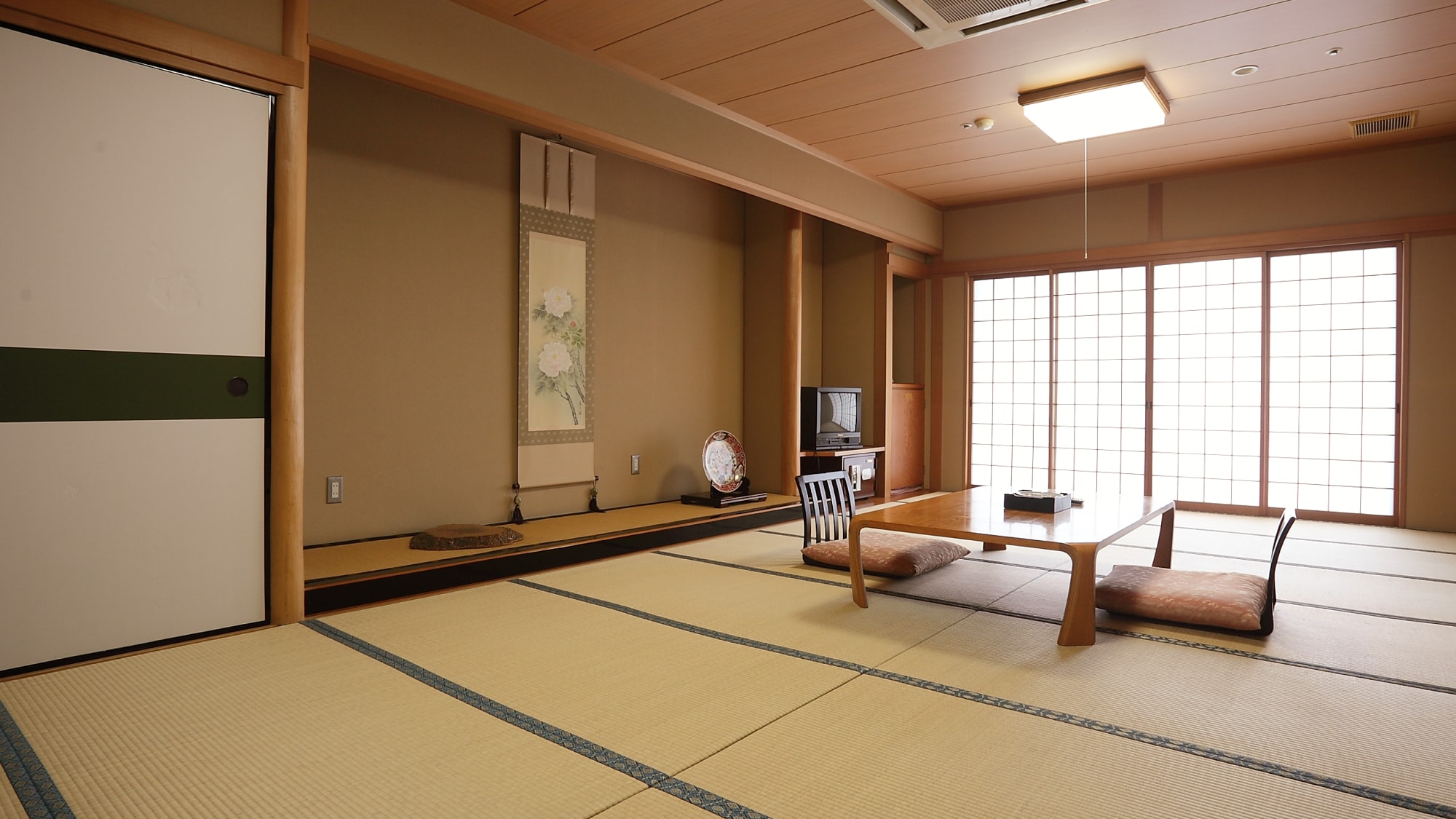 [14張榻榻米的日式房間]您可以寬敞地使用它。推薦給家庭和團體。