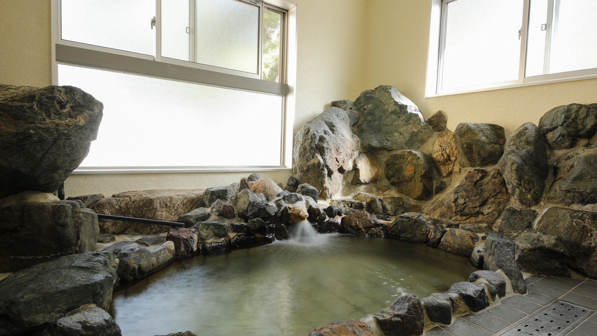After your meal, relax in the Yurayura Onsen ♪