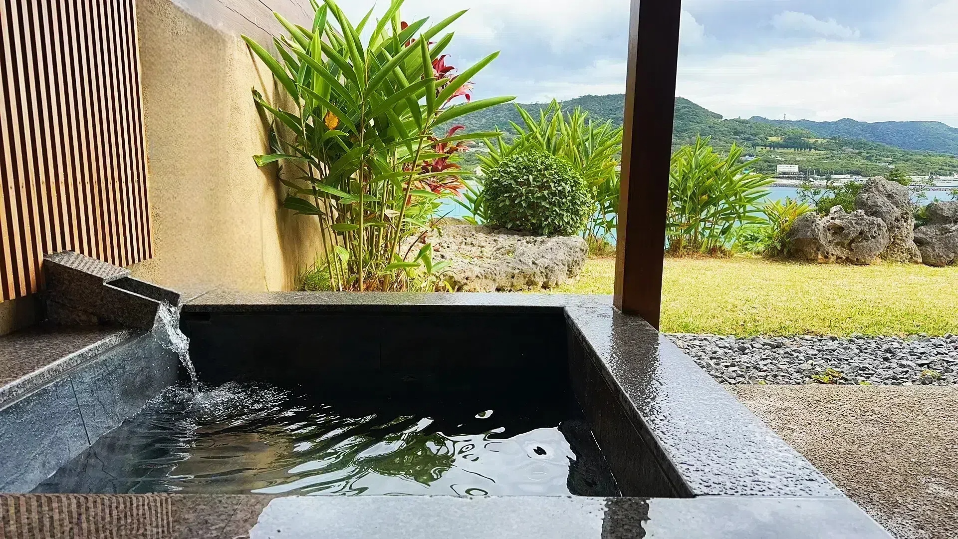 靛蓝房间和红色房间