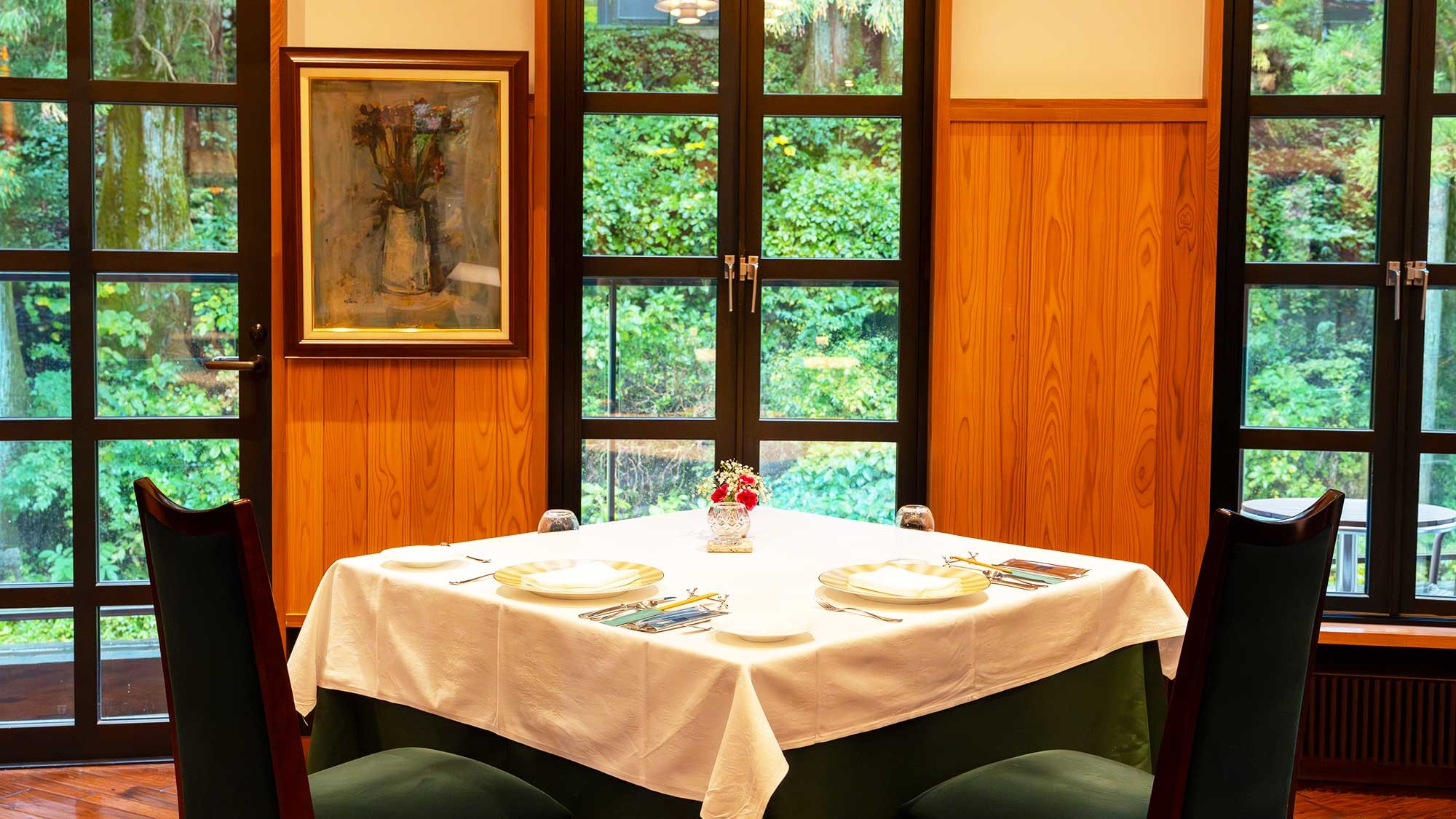 [Restaurant] In autumn, you can enjoy a meal while viewing the autumn leaves.
