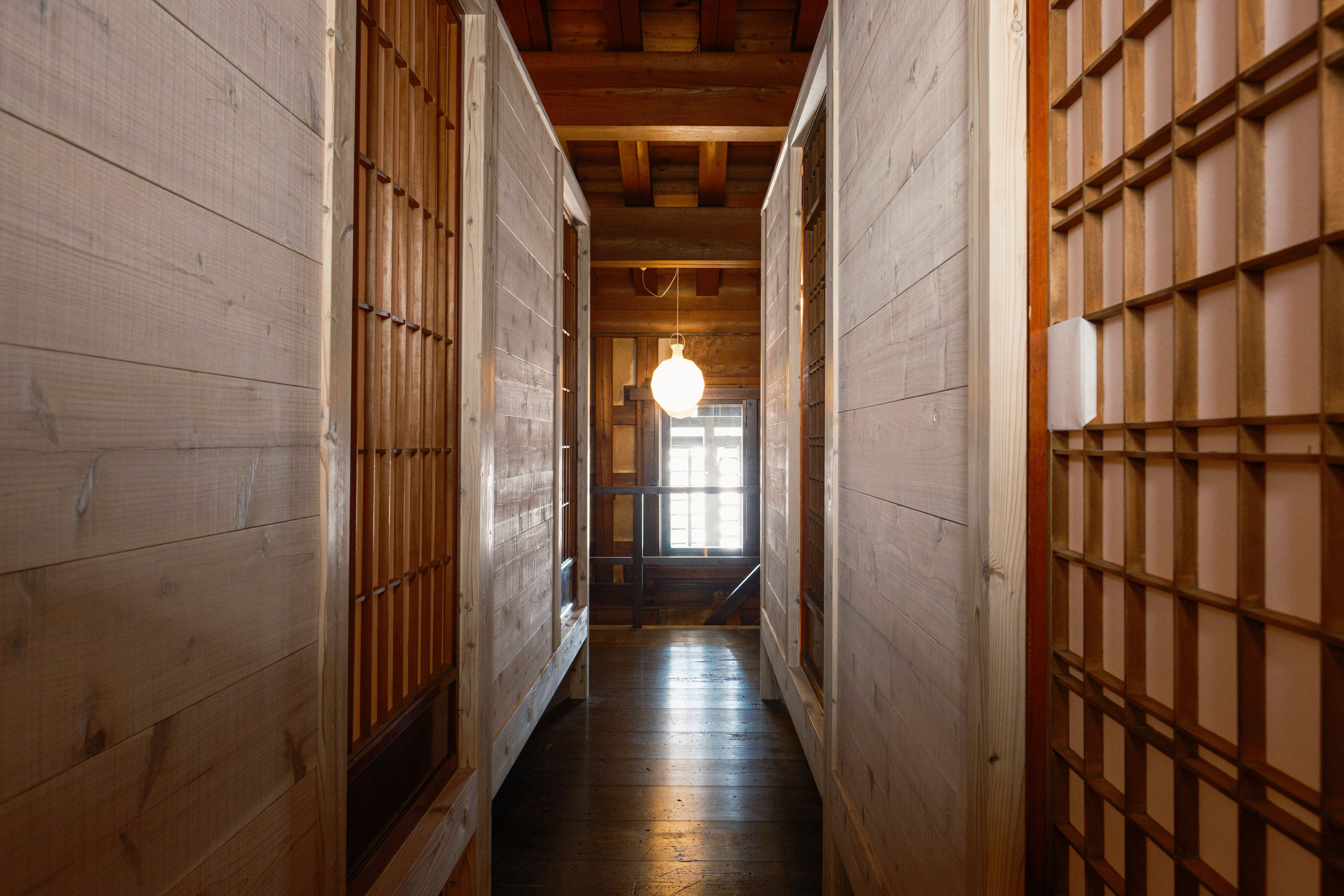 Kamar Kotak｜Kamar kotak populer dengan tempat tidur semi-double asli yang terbuat dari kayu cedar Akita