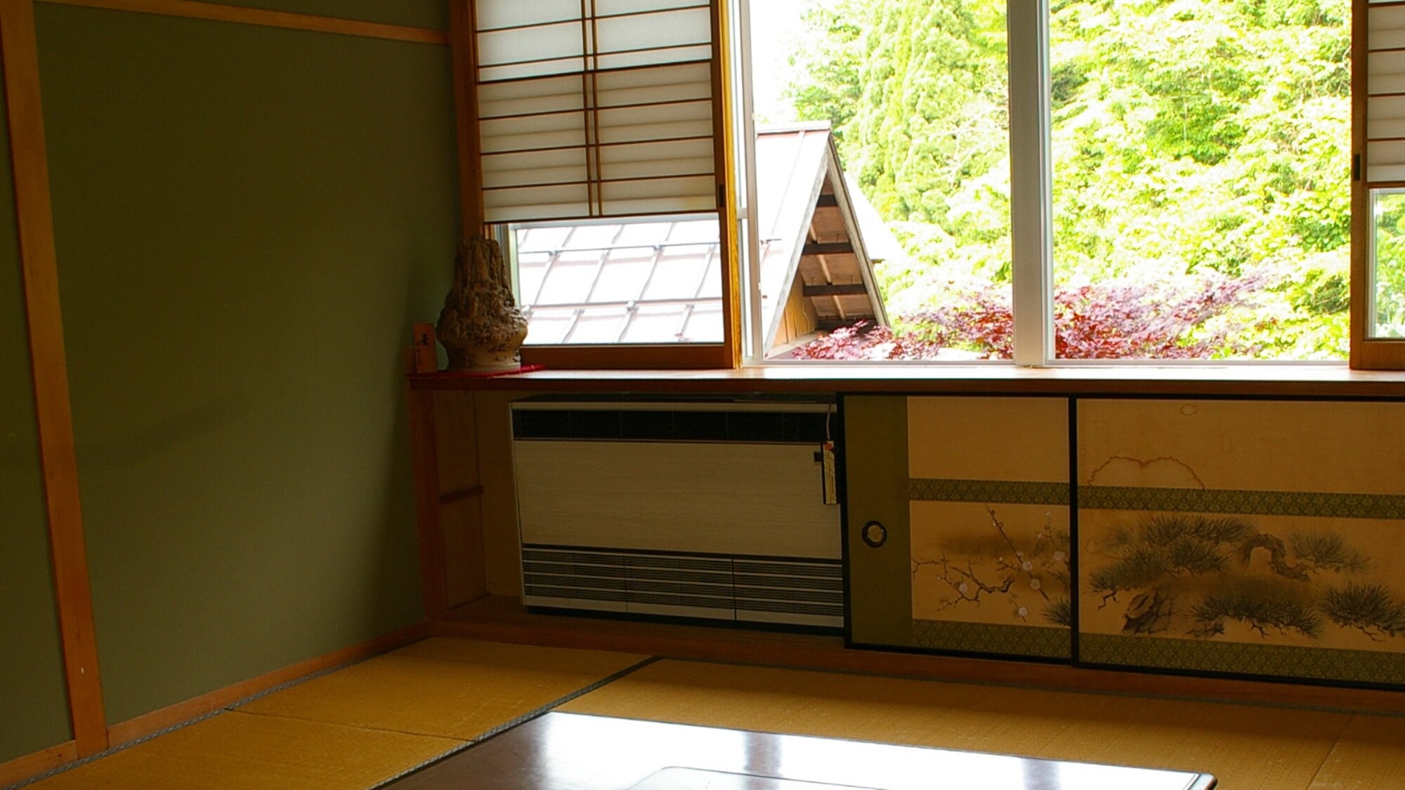 * Japanese-style room (12 tatami mats, one example) A relaxing Japanese-style room deepens the bond with family and friends.