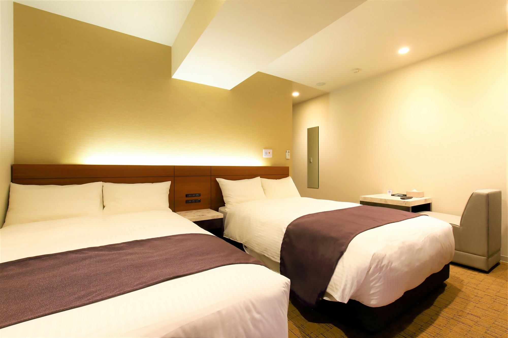 "Kamar Twin" menggunakan tempat tidur Sealy yang terkenal sangat cocok untuk perjalanan kelompok kecil dengan maksimal 2 orang
