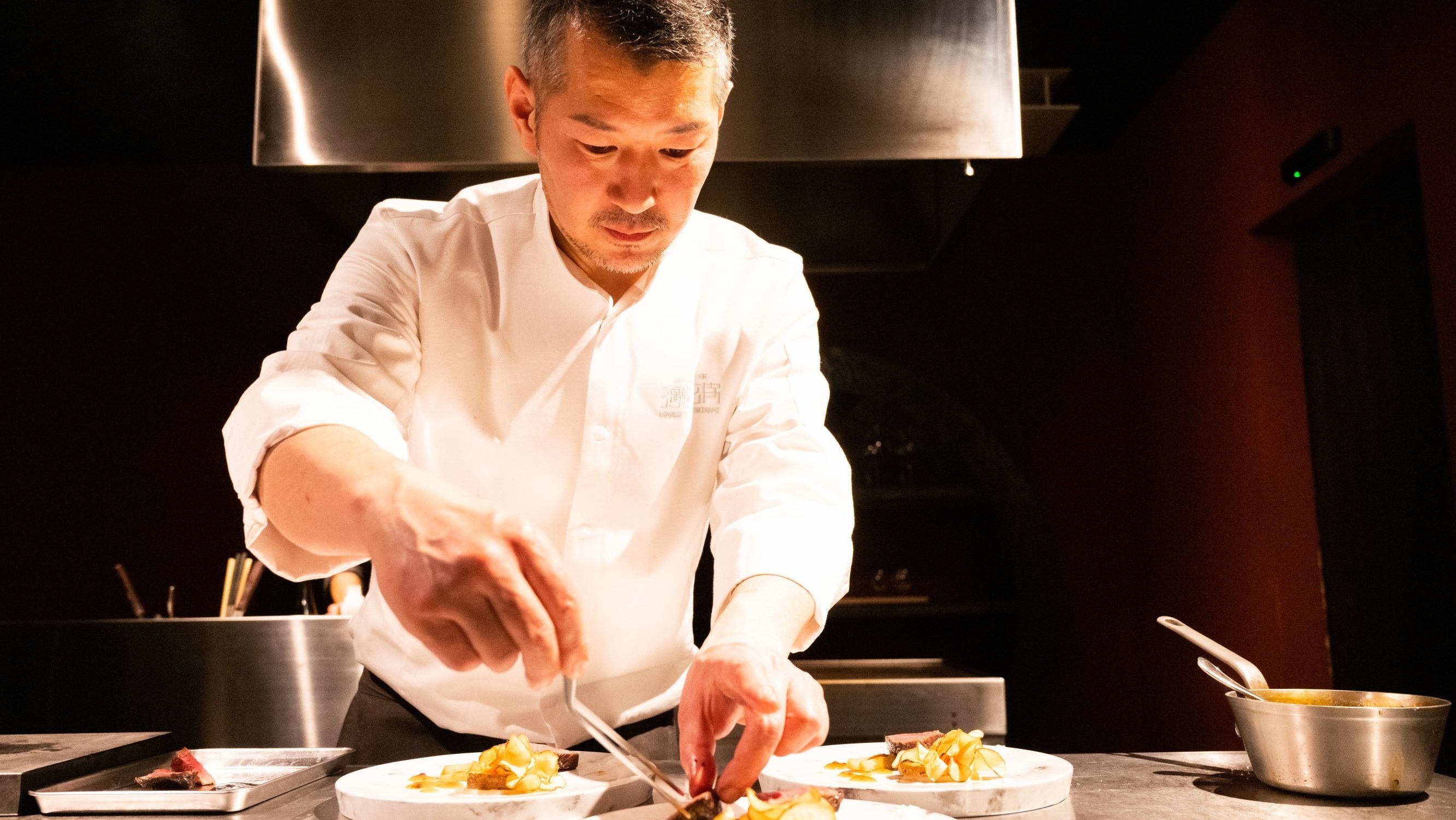 Koki Italia berbintang Michelin, Makoto Harada, membuat hidangan menggunakan bahan-bahan musiman