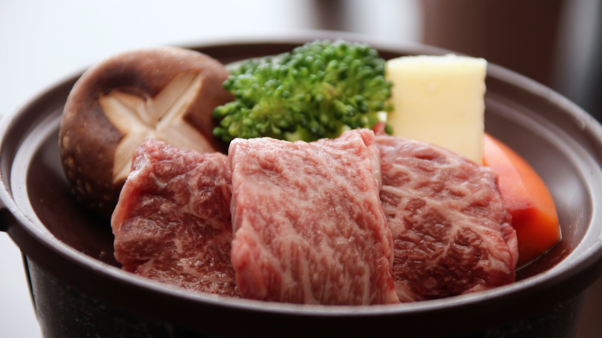 [Choice of grilled ceramic plate] Japanese beef from Niigata prefecture