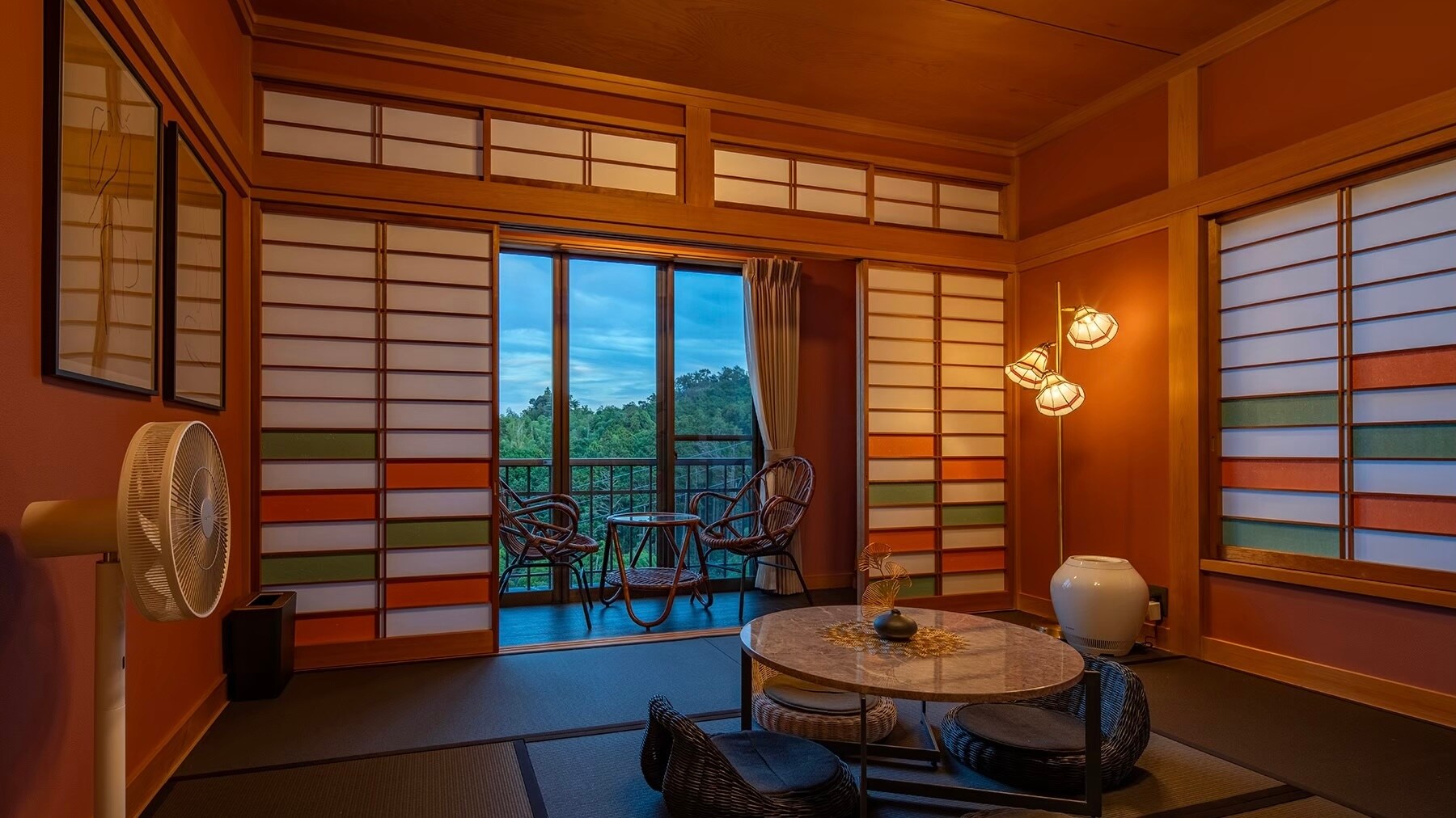 <Japanese-style room> An eclectic Japanese-Western interior that combines Japanese and Western styles with vibrant colors.