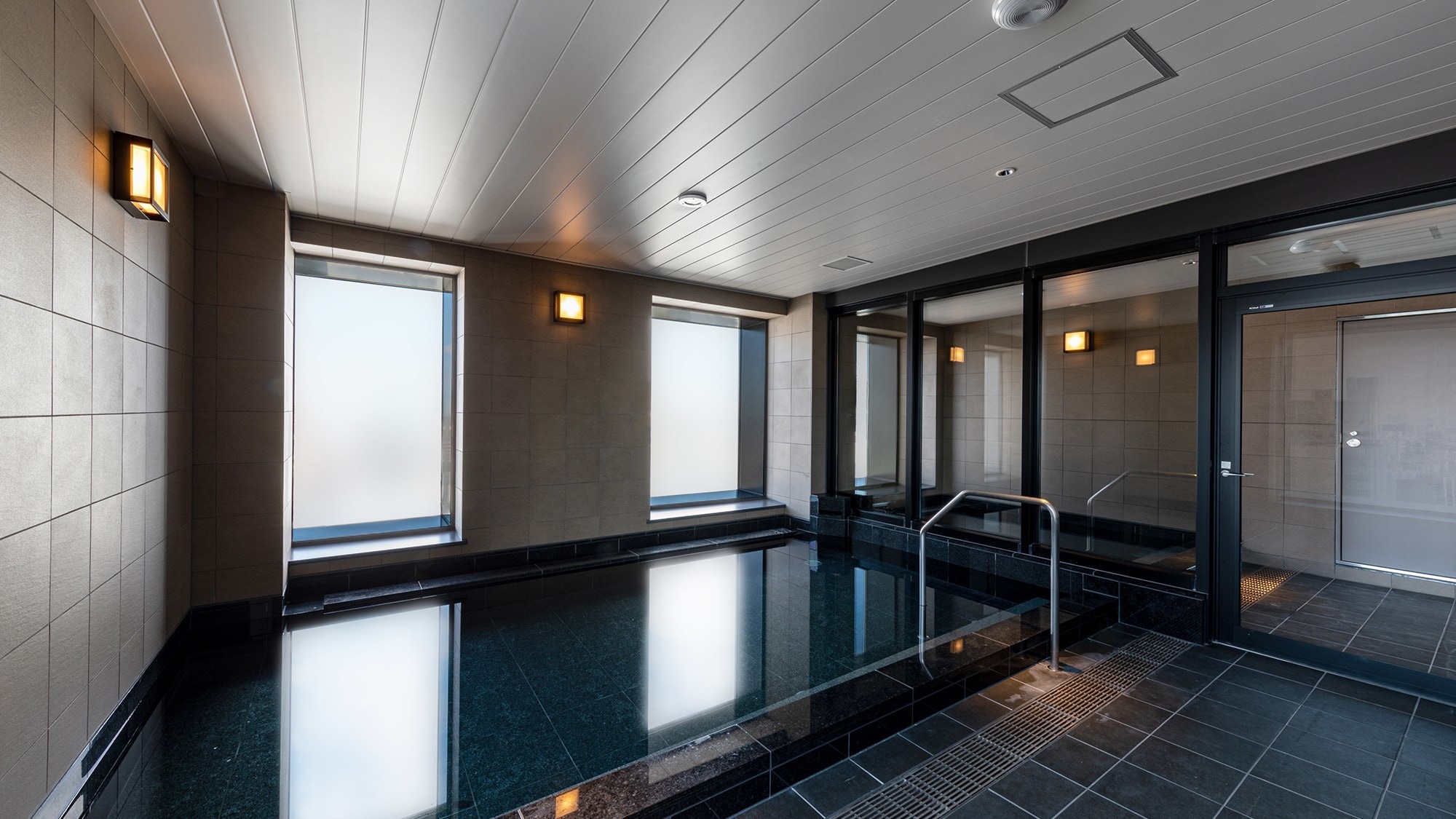 [Large communal bath] <19F> A large communal bath for men and women on the upper floors that heals the five senses.