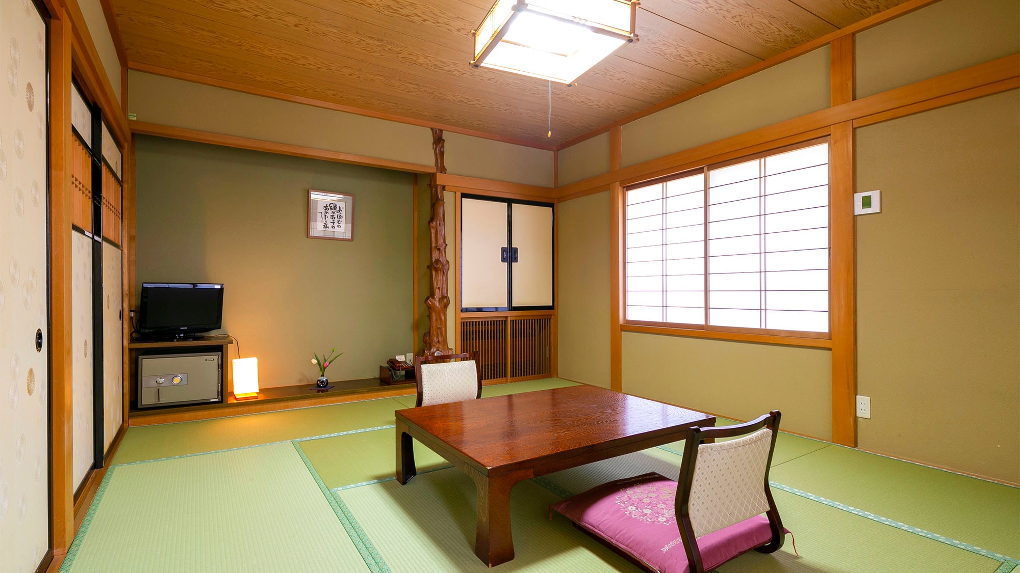 ・[Guest Rooms] Relax in the warmth of wood and the calm atmosphere.