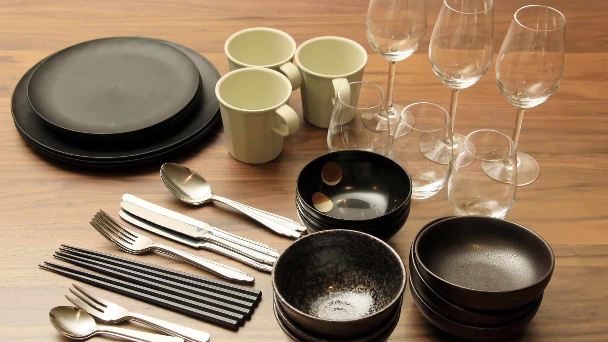 房間內提供餐具、玻璃杯等廚房用品。 （例）