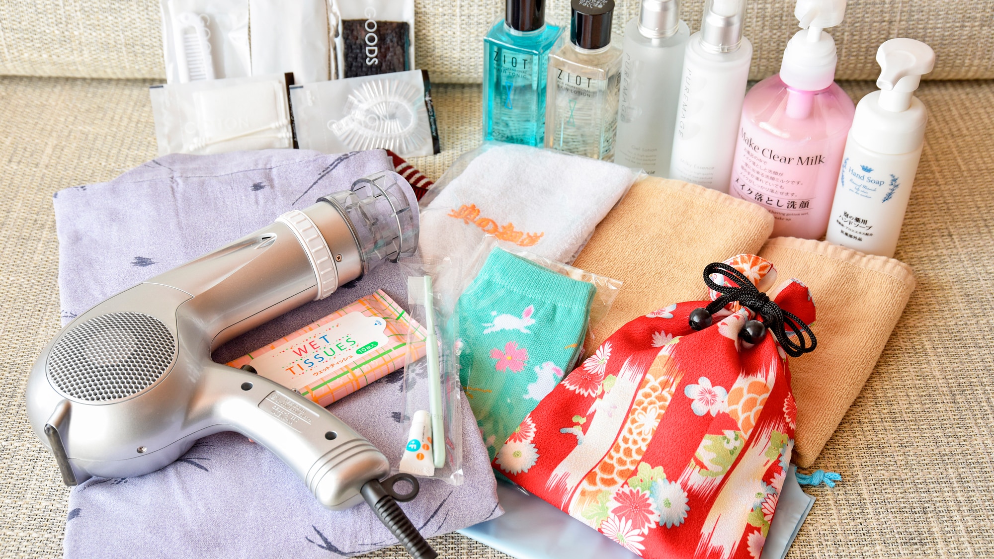* [Common to all rooms, amenities & equipment] Japanese pattern pouches are available as gifts for female customers, lotion, etc.
