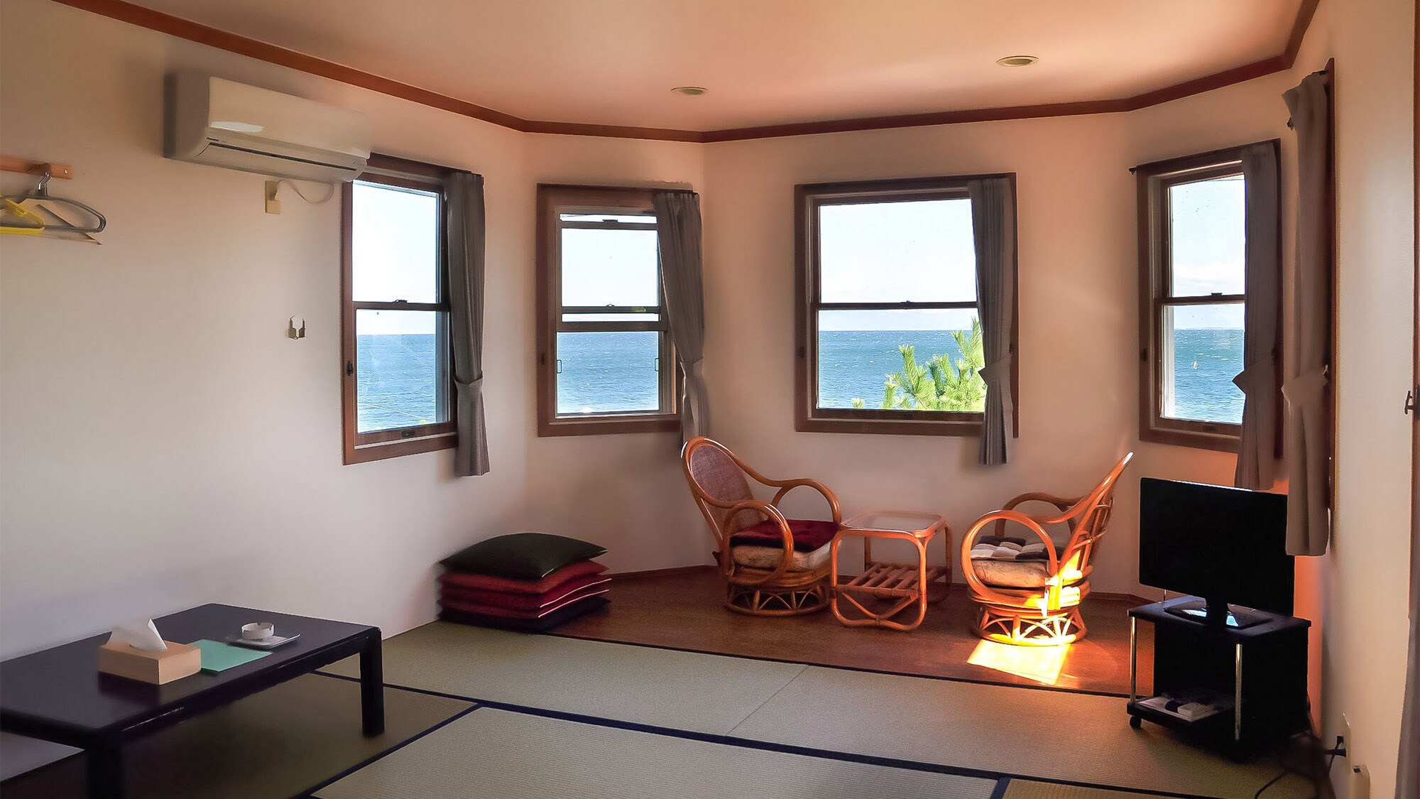 ・ [Japanese-style room for 5 people] You can see the blue sky and the clear lake.