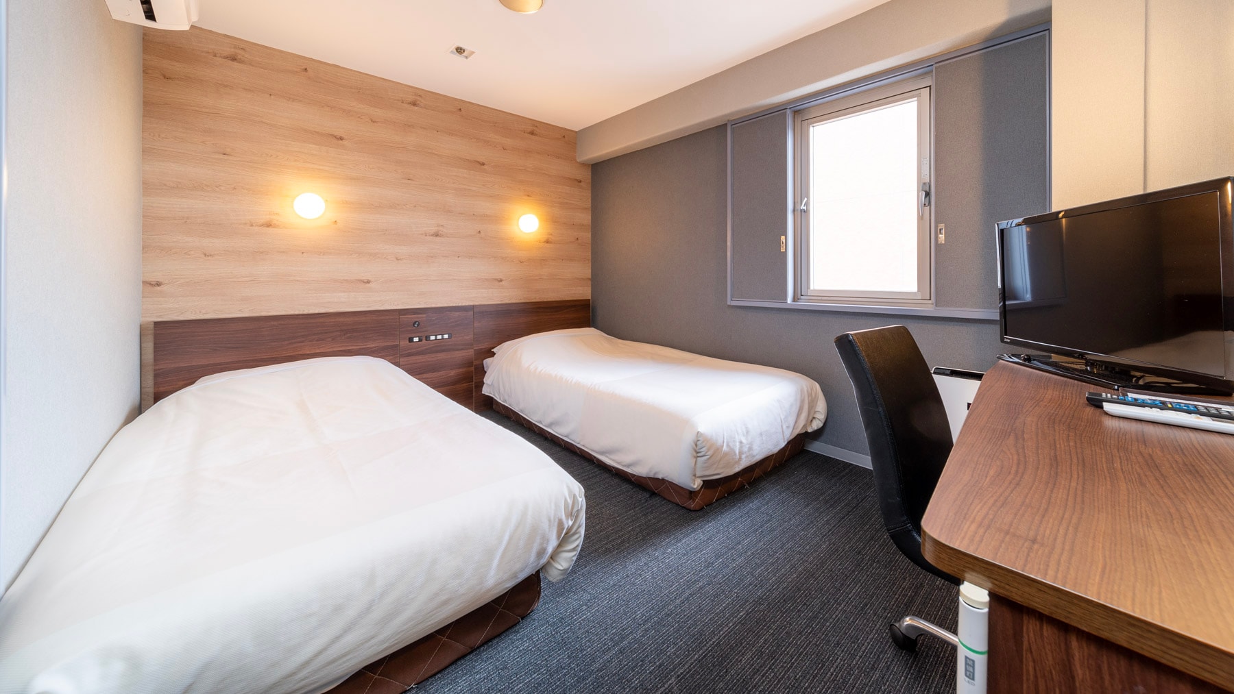 有兩張寬100公分的床。