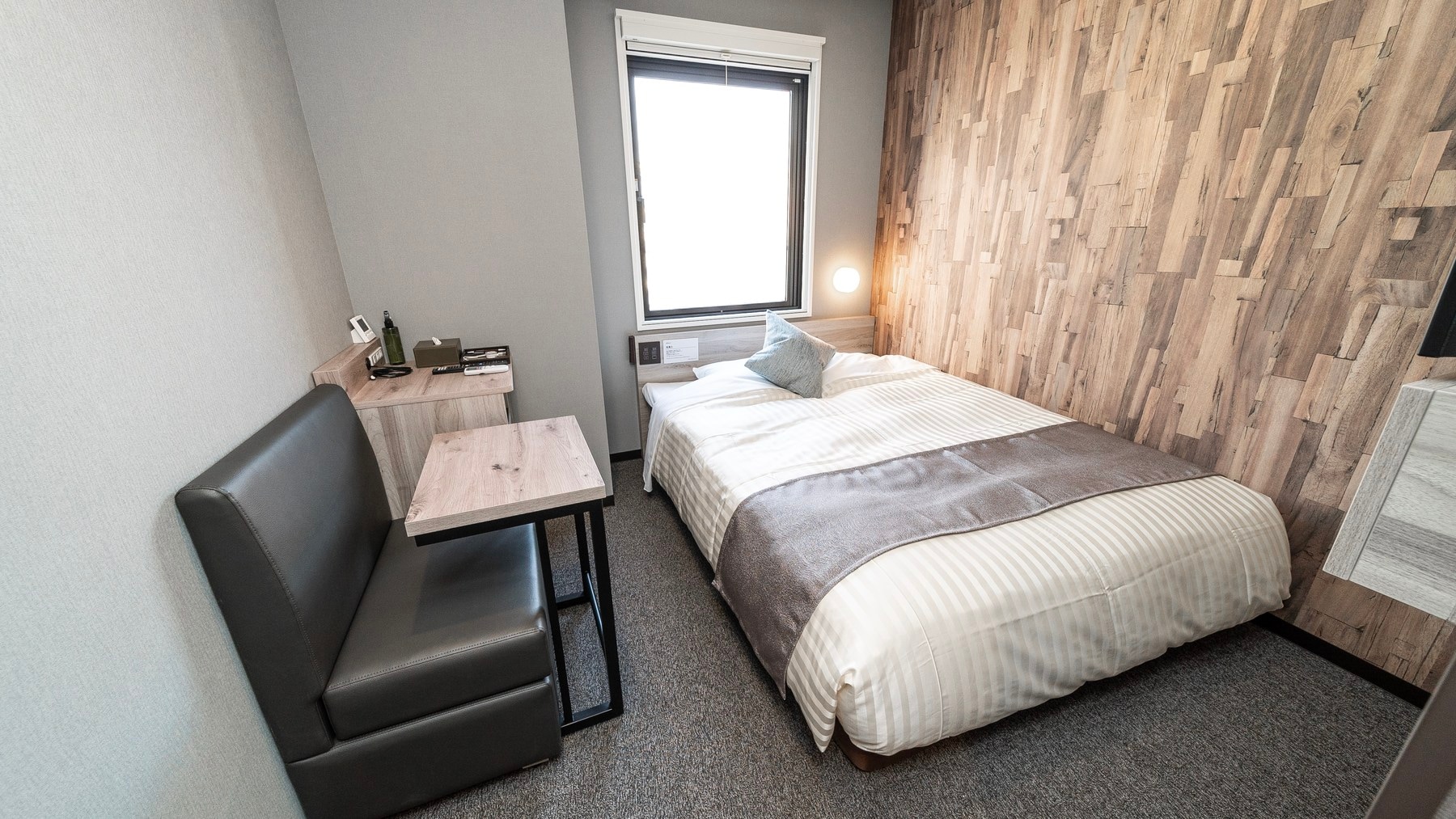 A 150cm wide bed and a mattress with just the right amount of firmness will ensure you a good night's sleep.
