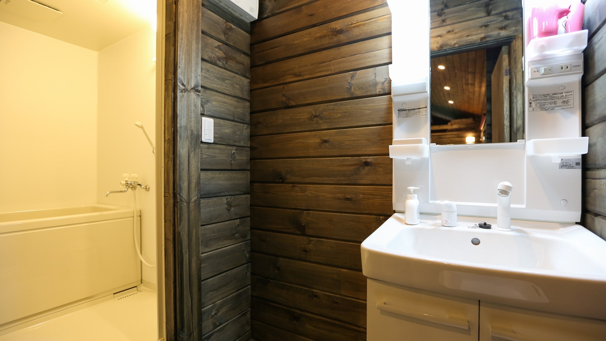 *[小屋：建築內] 設有浴缸、廁所和洗臉盆