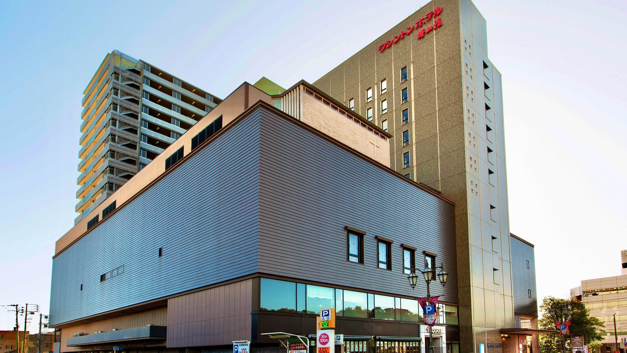 [Exterior of facility] A complex with restaurants, shops, wedding halls, etc.