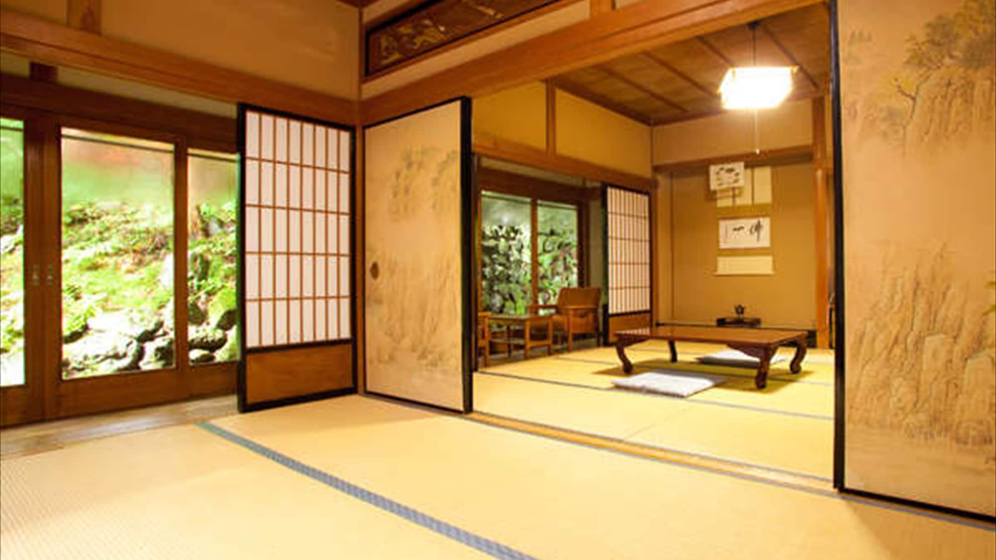 Guest room: Japanese-style room with 16 tatami mats and sliding doors. Recommended for small groups!