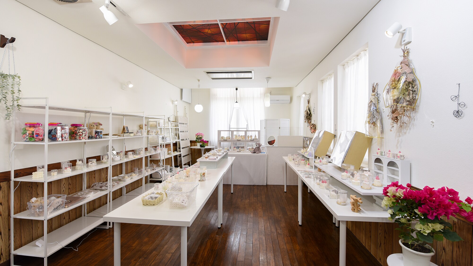 *【韩国蜡烛店】餐厅后面的空间展示着手工制作的蜡烛。