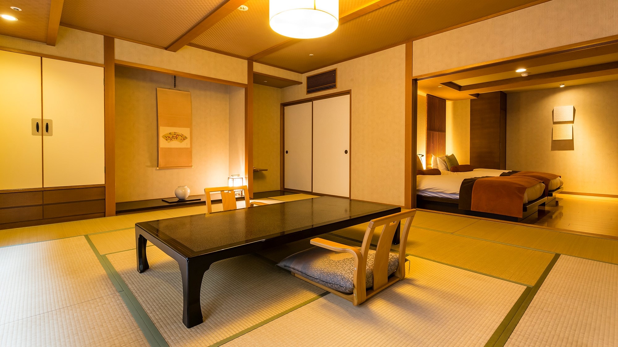 Contoh kamar bergaya Jepang-Barat dengan pemandian terbuka di sisi kota