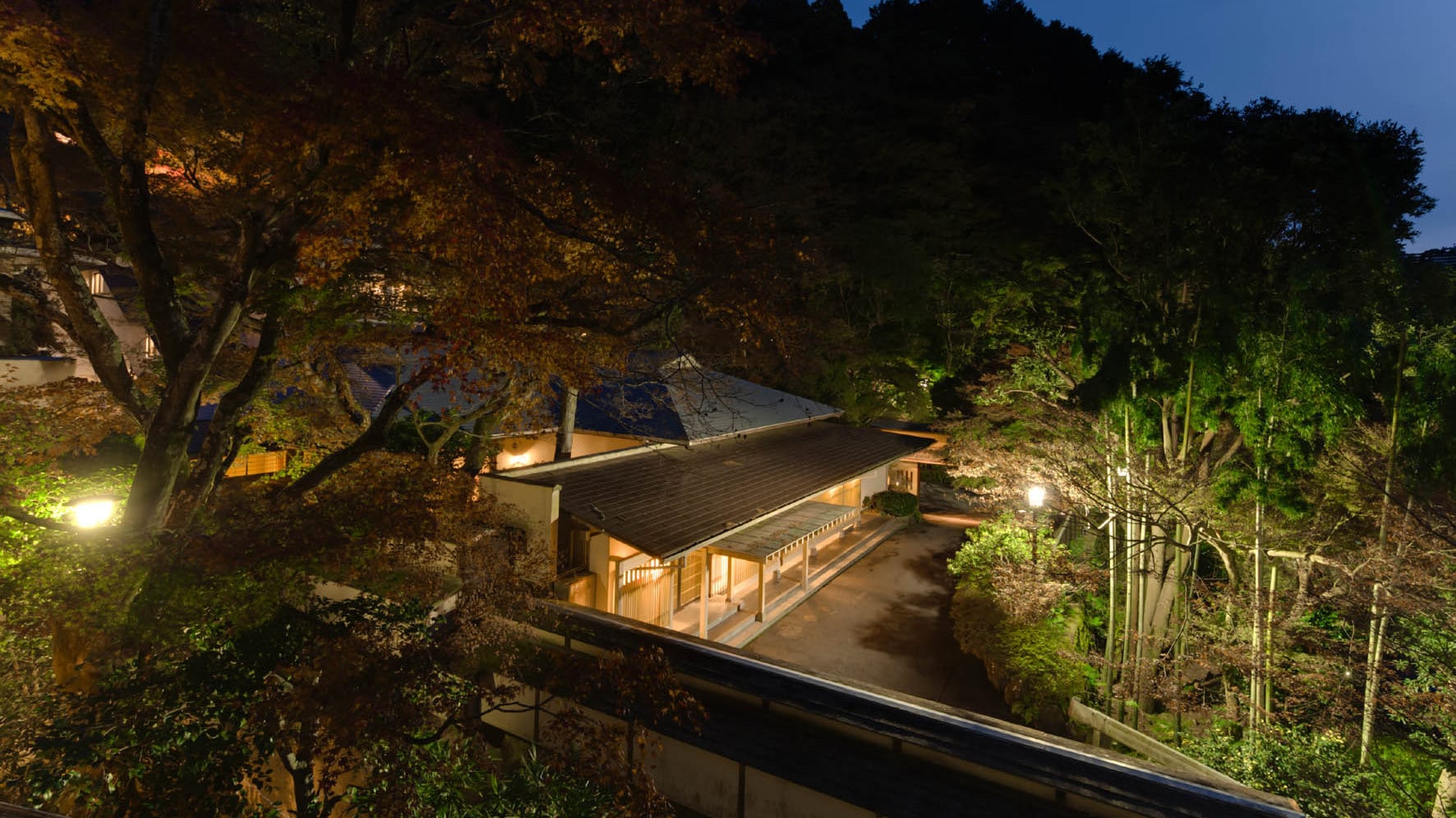 [Exterior] The exterior of the sea pomegranate as seen from in front of the guest room. The mountain ridges are also beautiful in the evening.