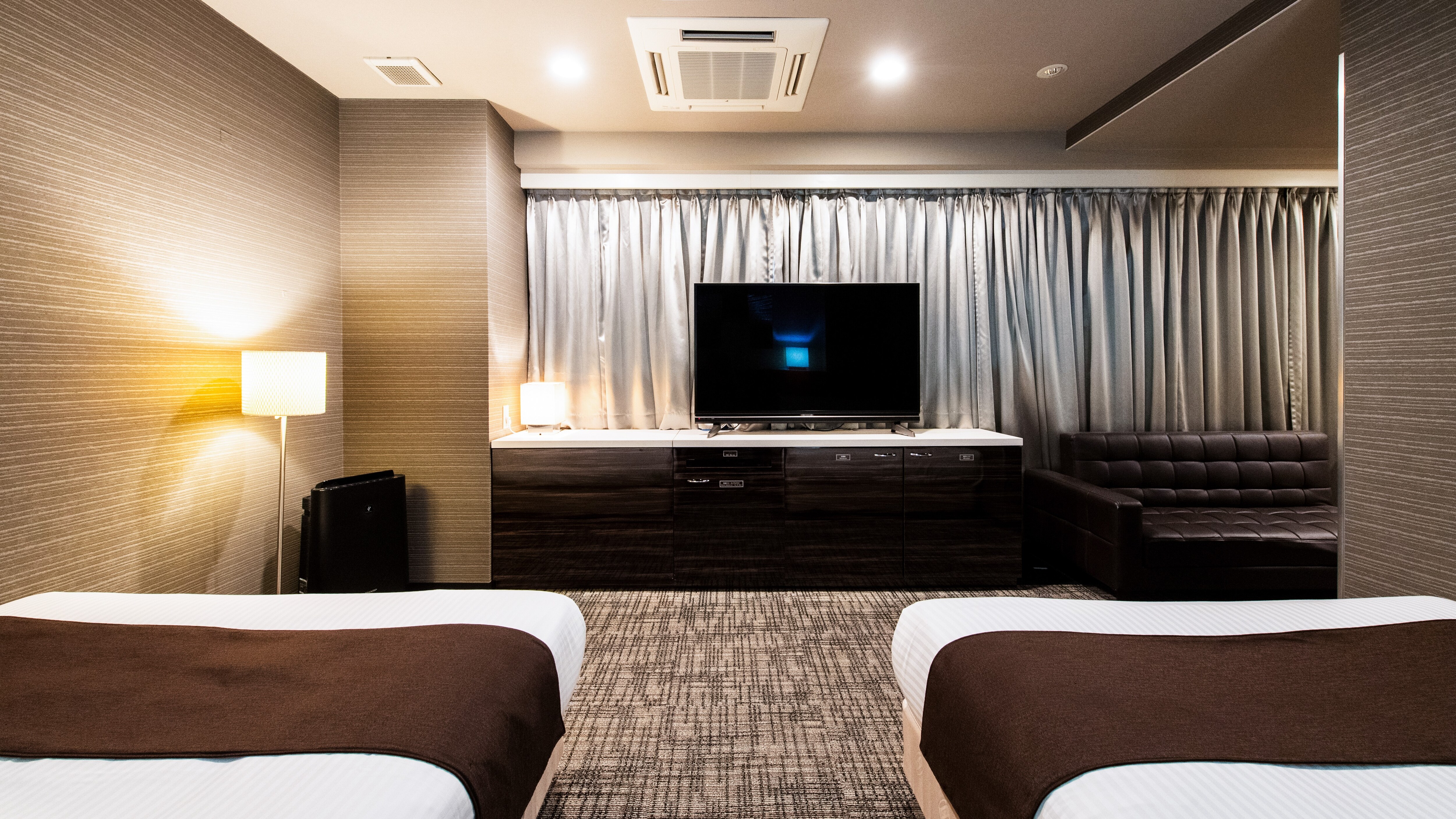 *Deluxe Twin: All rooms are equipped with spacious Simmons beds and large bathtubs for ultimate comfort.