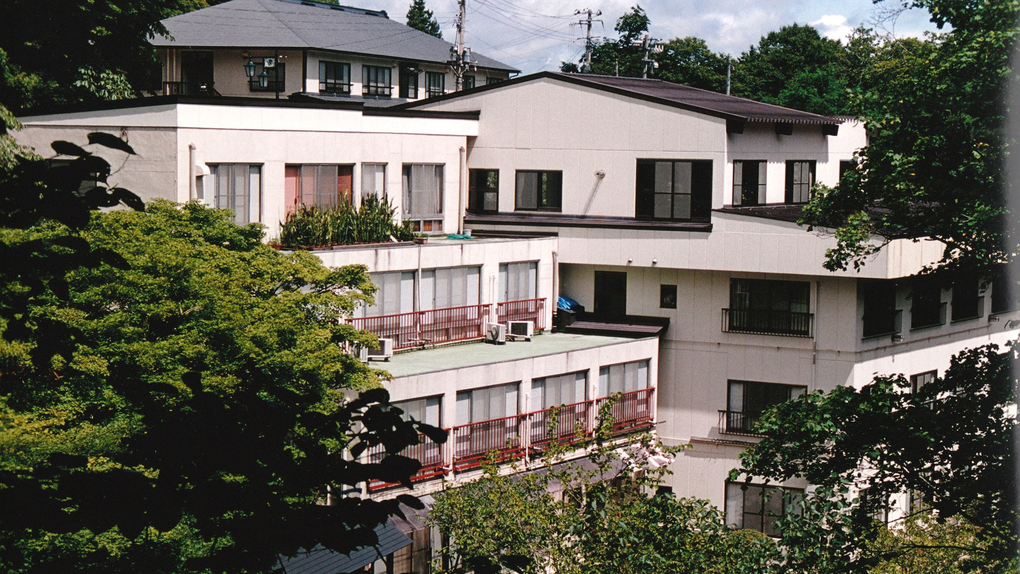 【外观】“柏屋旅馆”是沿着二木川河谷建造的温泉旅馆。