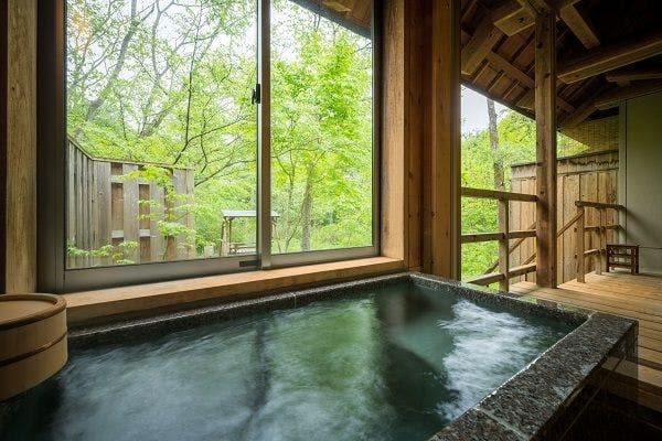 Separated "Tsumegusa" with a semi-open-air bath