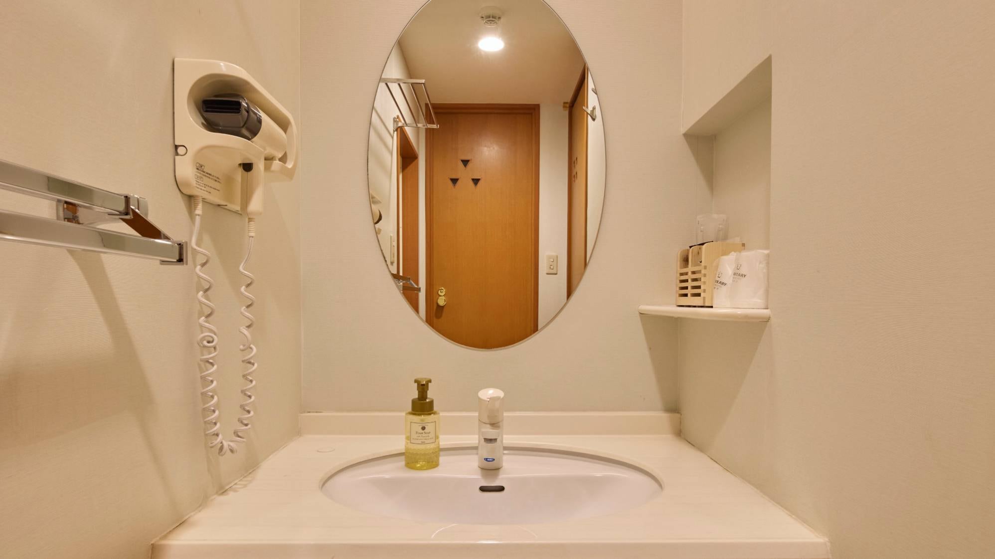 ・[Sunny Japanese-Western room/Non-smoking] Equipped with a large mirror!