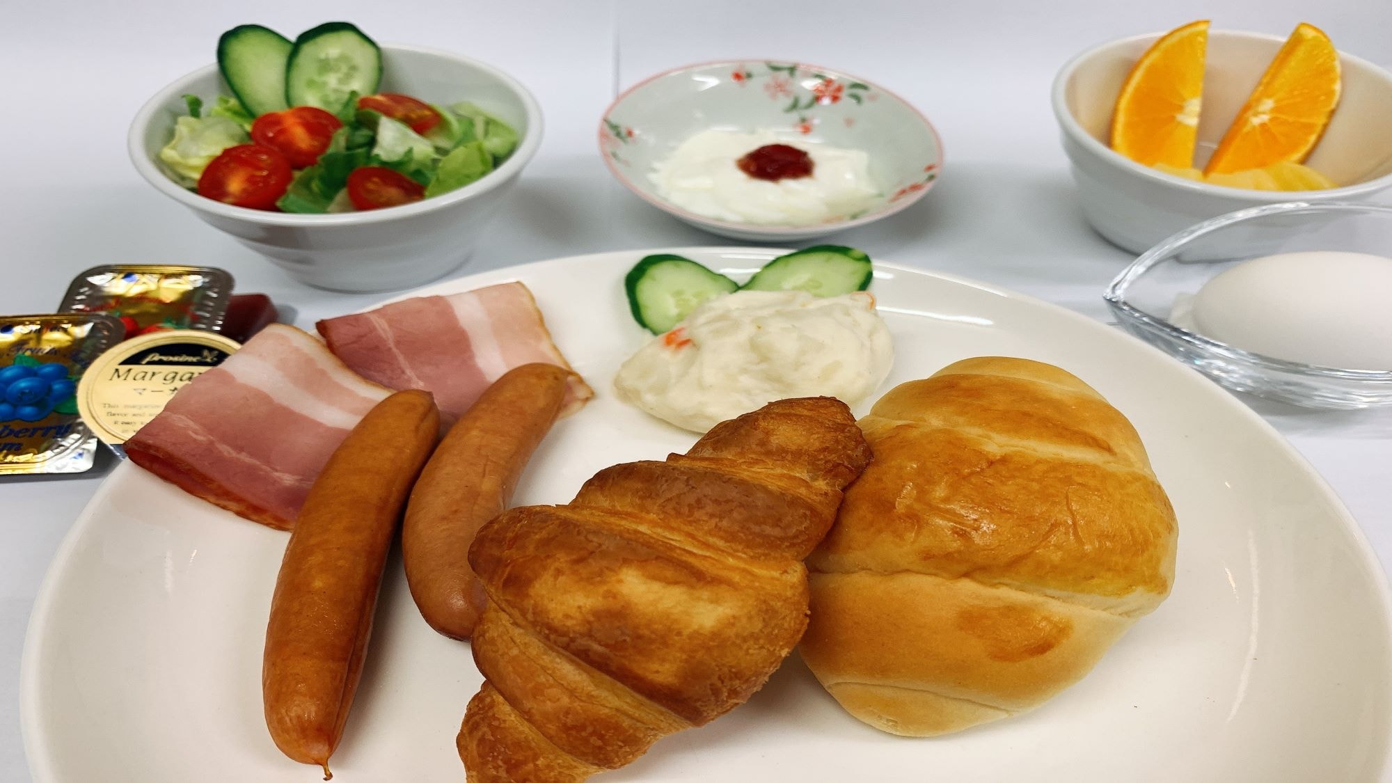 Western food set (freshly baked bread with strawberry / blueberry jam and margarine)