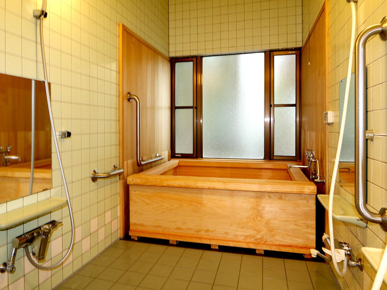 Renovated in November 2024. A luxurious Japanese cypress bath made with Japanese cypress.