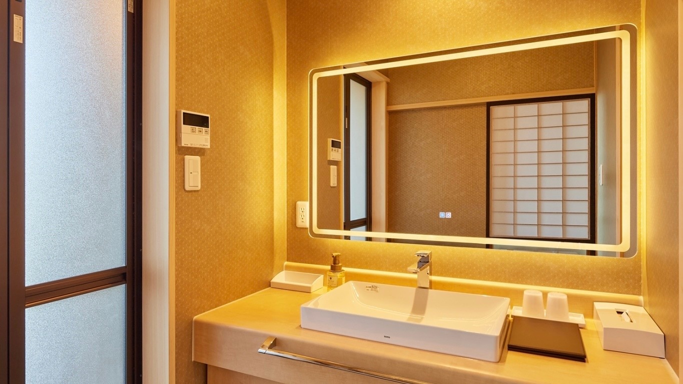 Japanese-style room with open-air bath【Easy-to-use dressing table】