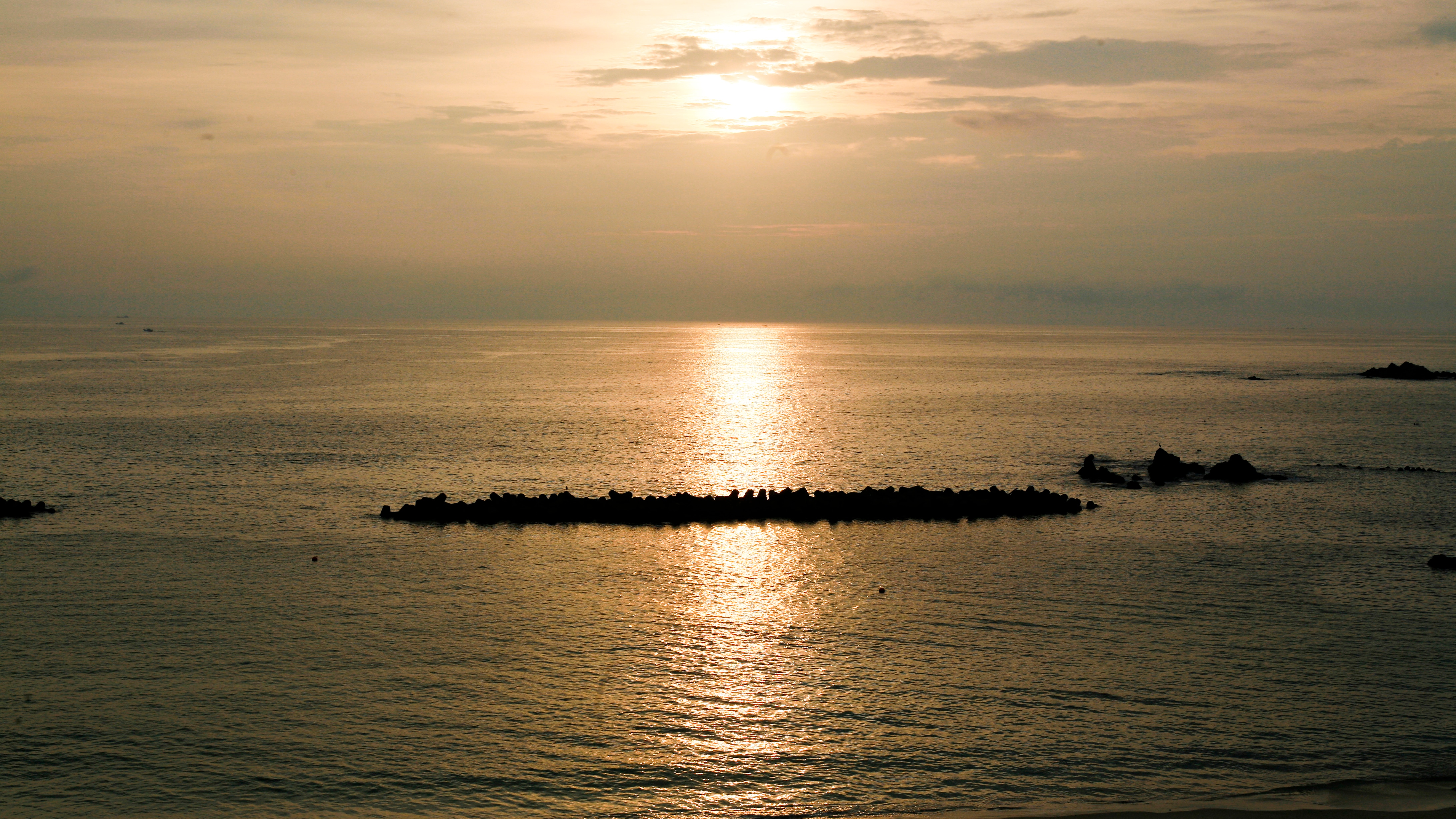 Matahari terbit dan laut