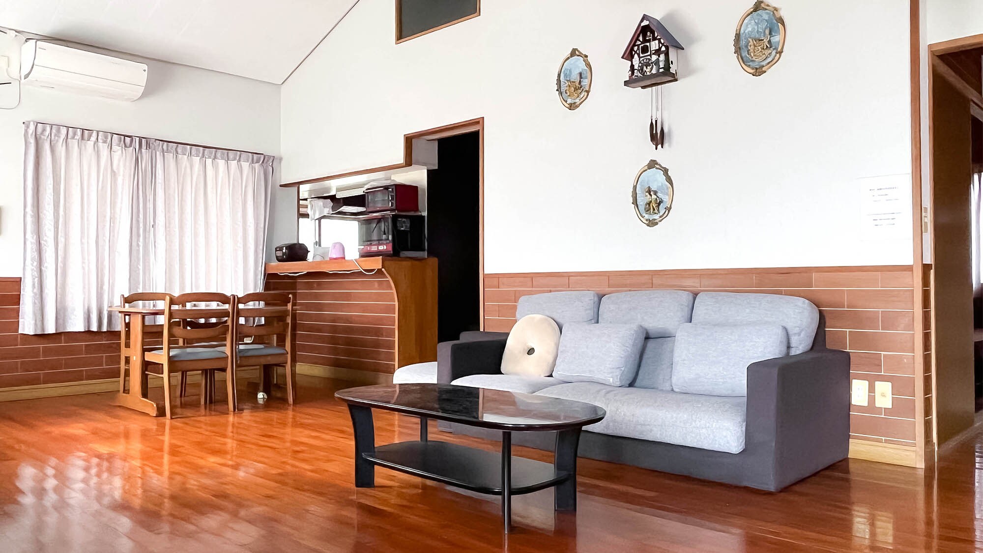・ "Fugu Mutakan" Living Room: Relax in a bright and spacious living room.