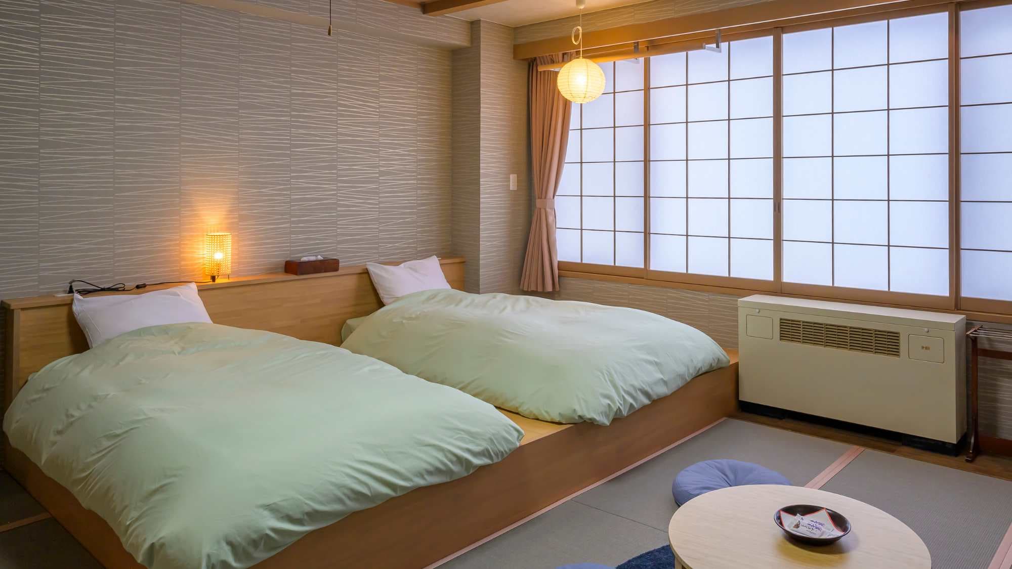 [Kamar Nyaman Jepang-Barat] Kamar nyaman bergaya Jepang dengan tempat tidur twin di lantai tatami.