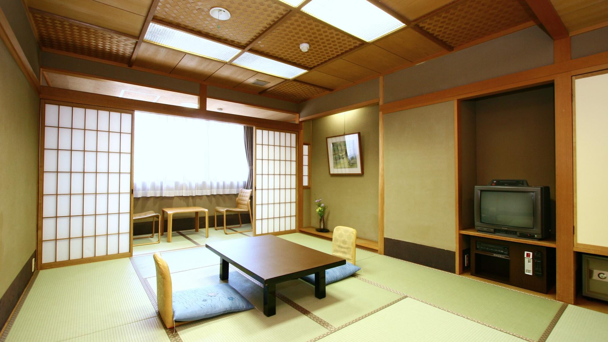 Spacious Japanese-style room 10 tatami mats or 12 tatami mats <with bath and toilet> non-smoking