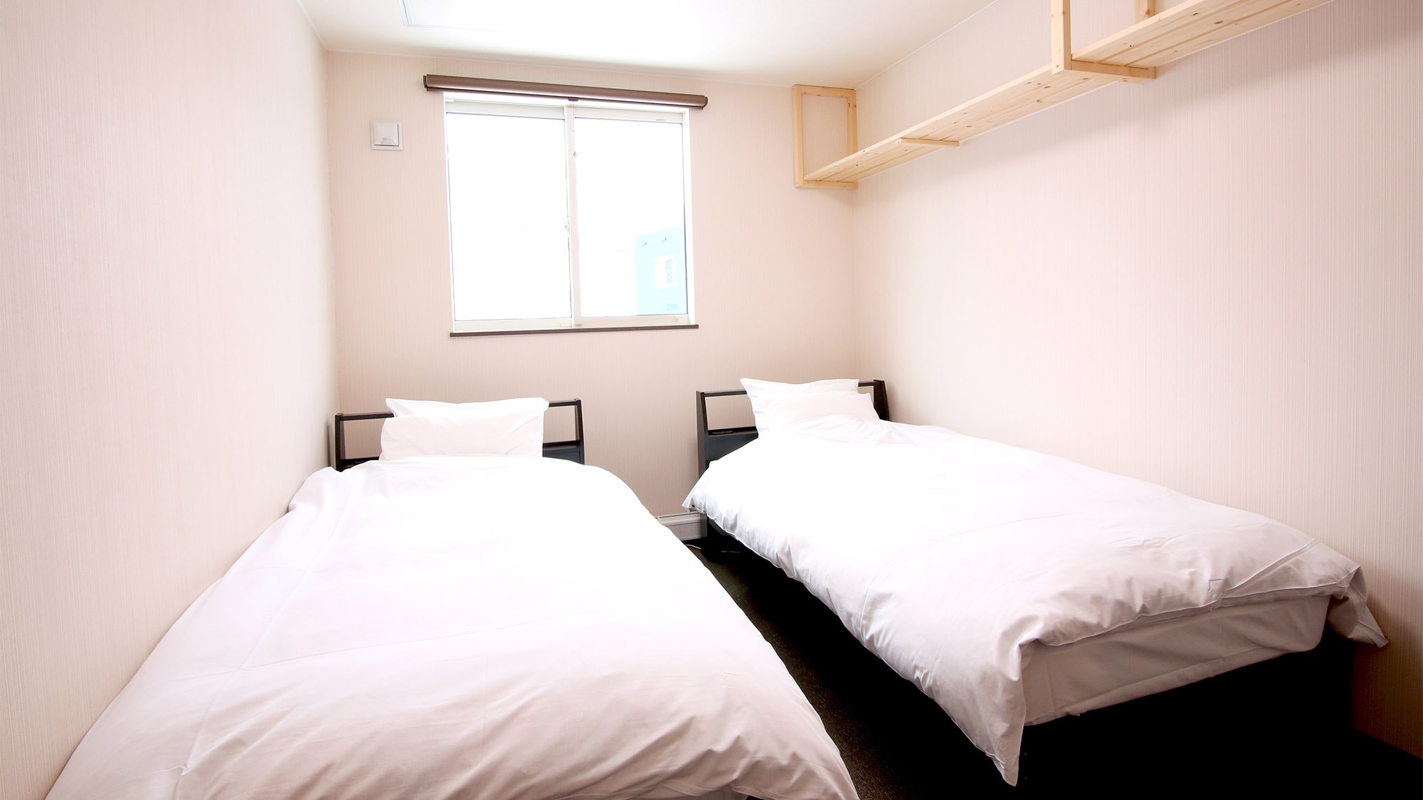・<Example of guest room> A Western-style room with twin beds and a unit bath