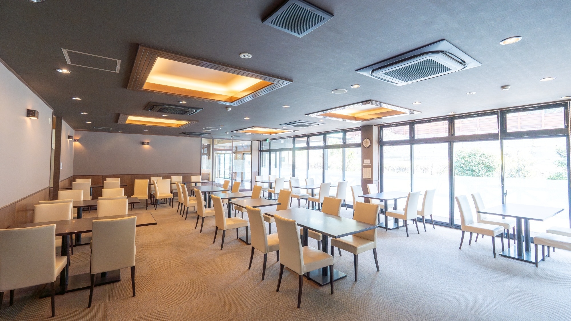 [Fasilitas/Restoran] Nikmati waktu bersantai setelah mandi di restoran kasual kami.