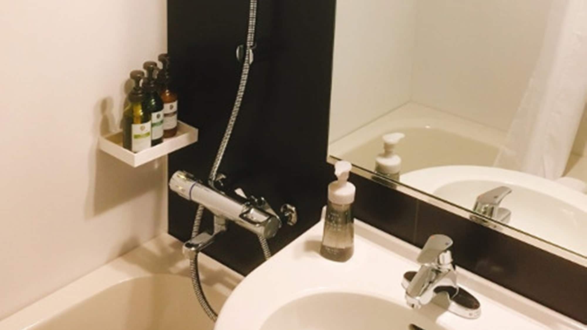 Kamar Mandi: Kamar mandi yang terang dan bersih. Memungkinkan Anda untuk mengatur suhu dengan mudah
