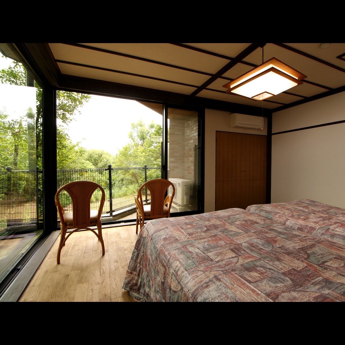 [Spacious Japanese-Western room * Japanese-style room 10 tatami mats + twin bed]