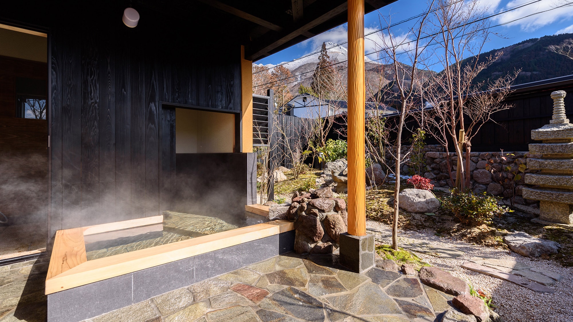 [Sakura Room]: Open-air bath