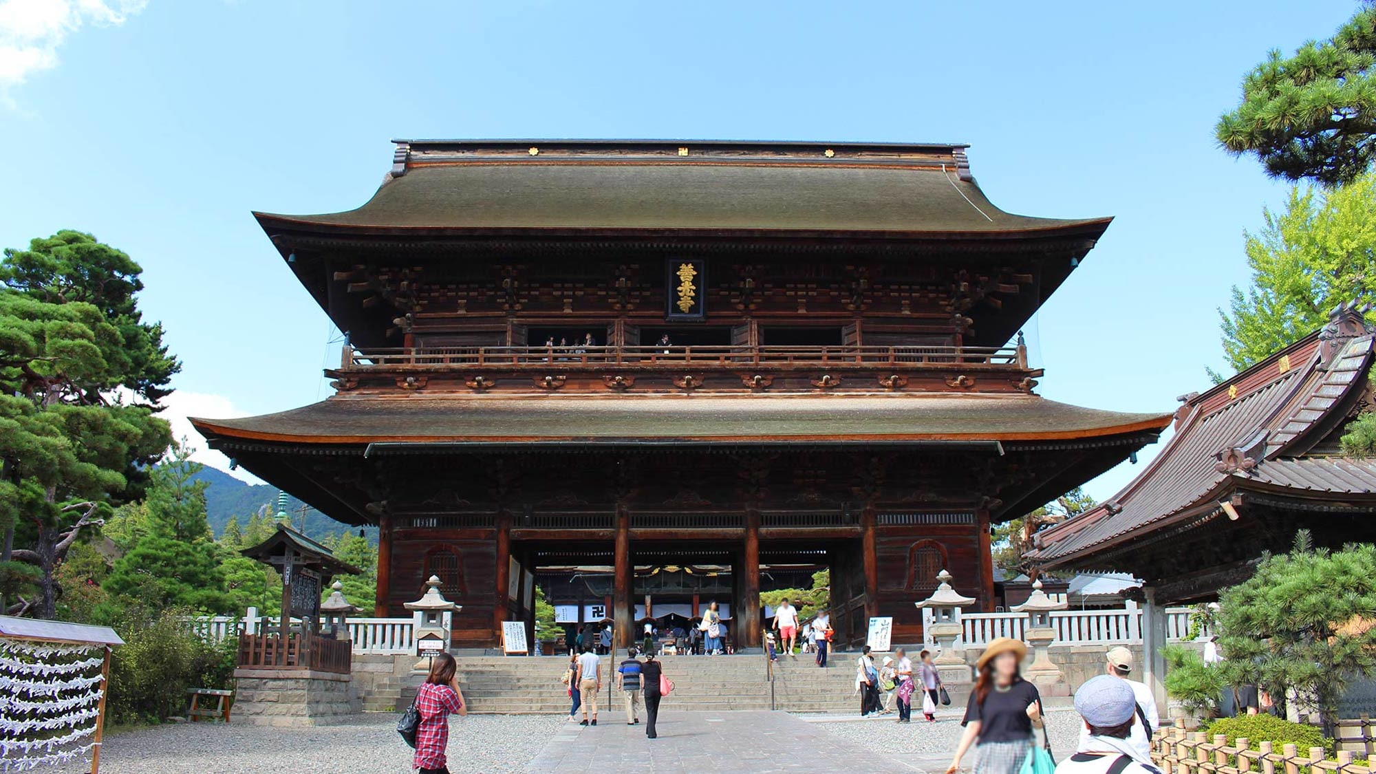 7 minutes by car, 20 minutes on foot, or 7 minutes by local bus to Zenkoji Temple
