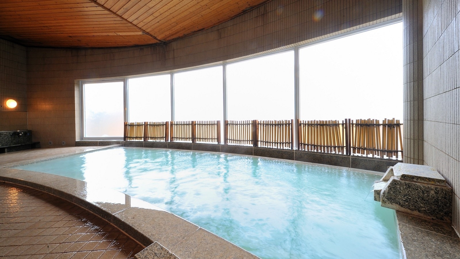 [SPA Yuri] A spacious large communal bath. Plenty of high-quality Zao Onsen is poured from the source.